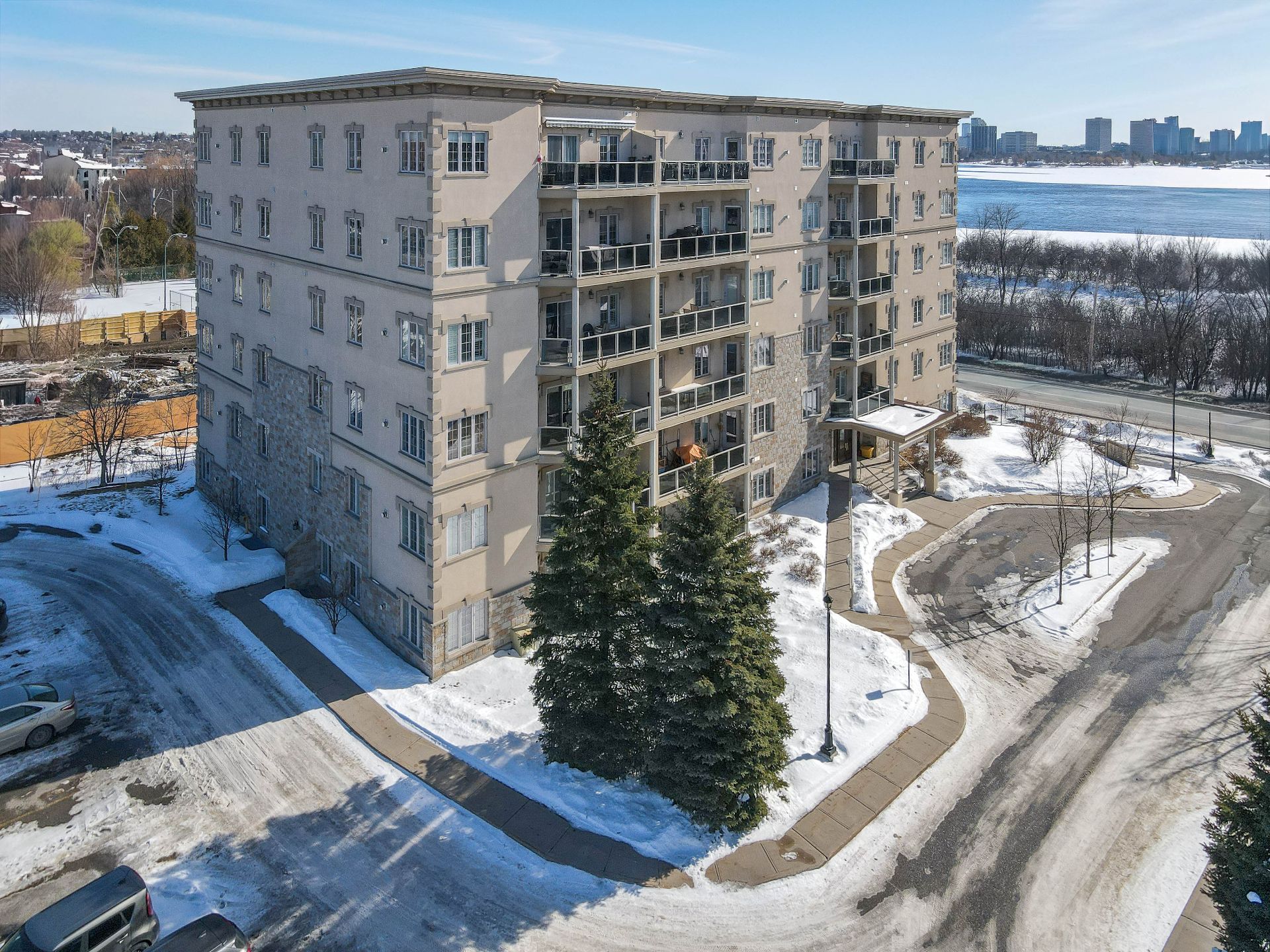 156&nbsp;Boul. de Lucerne