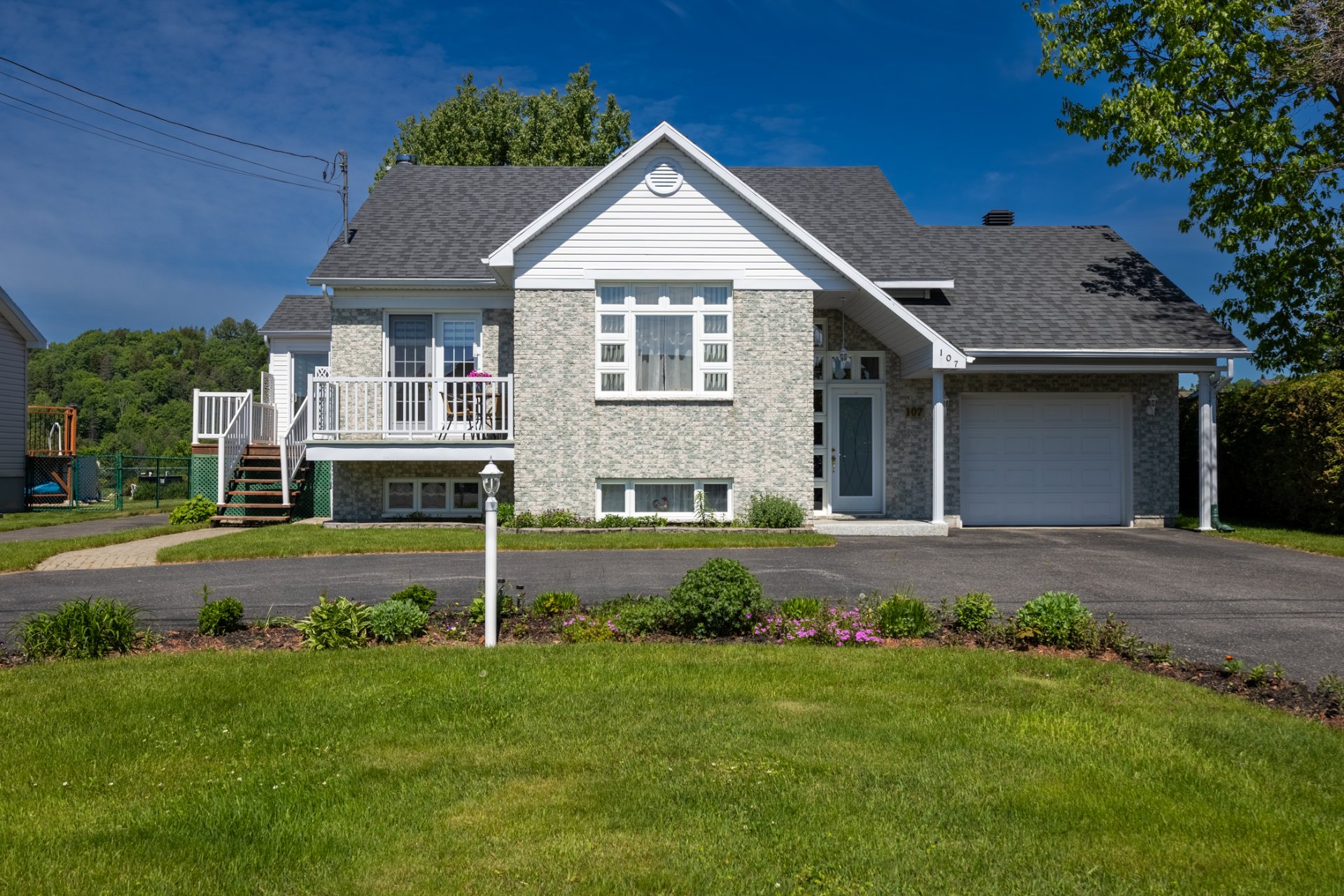MLS: 27623561