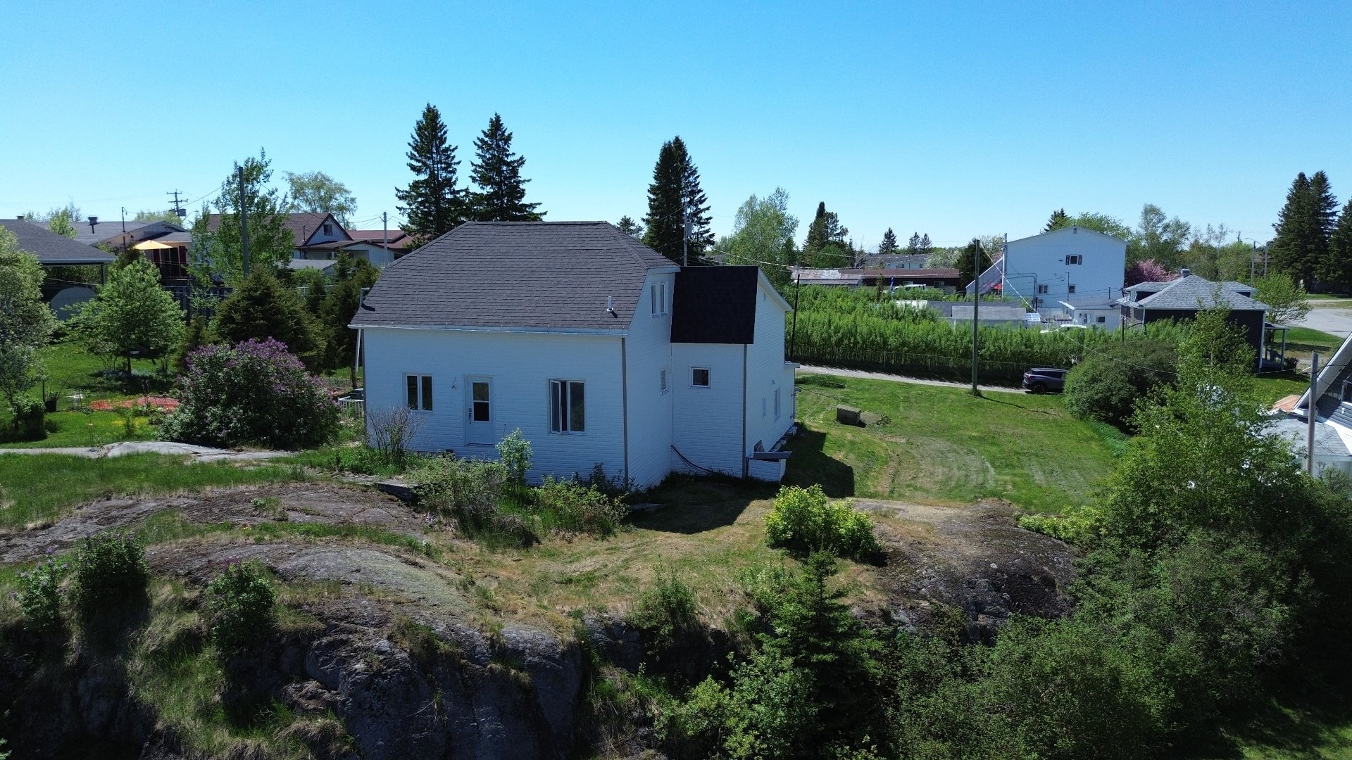 MLS: 25044001