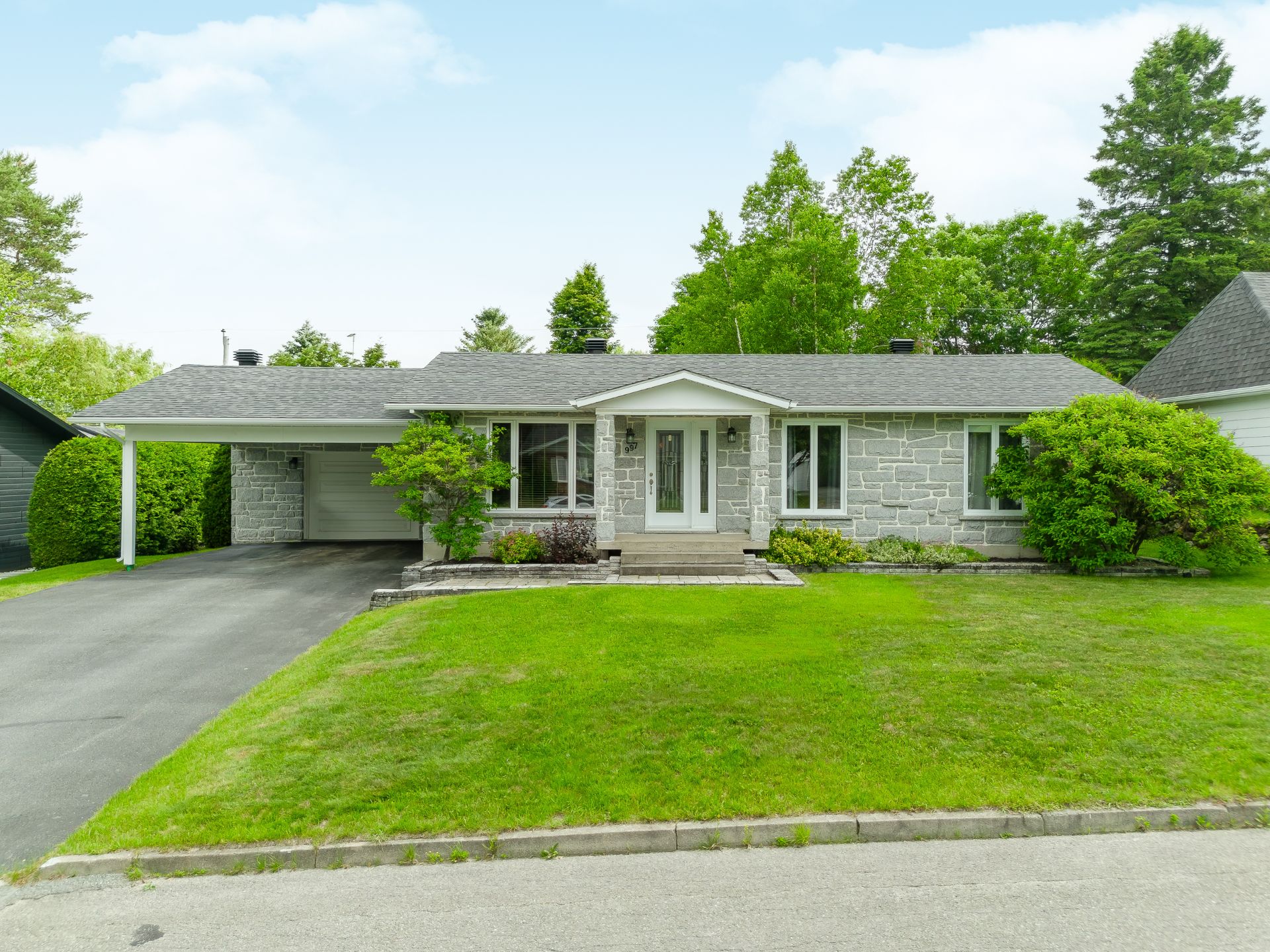 MLS: 25247869