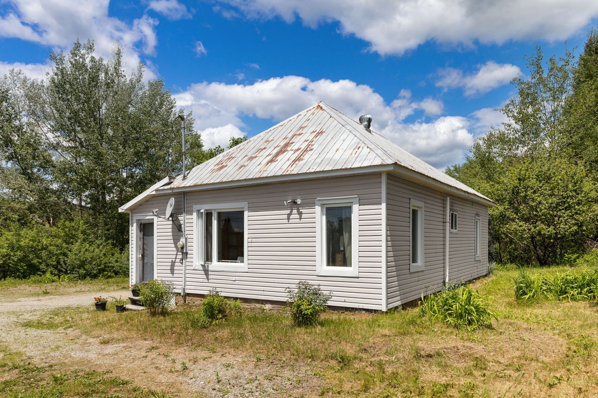 MLS: 25995623