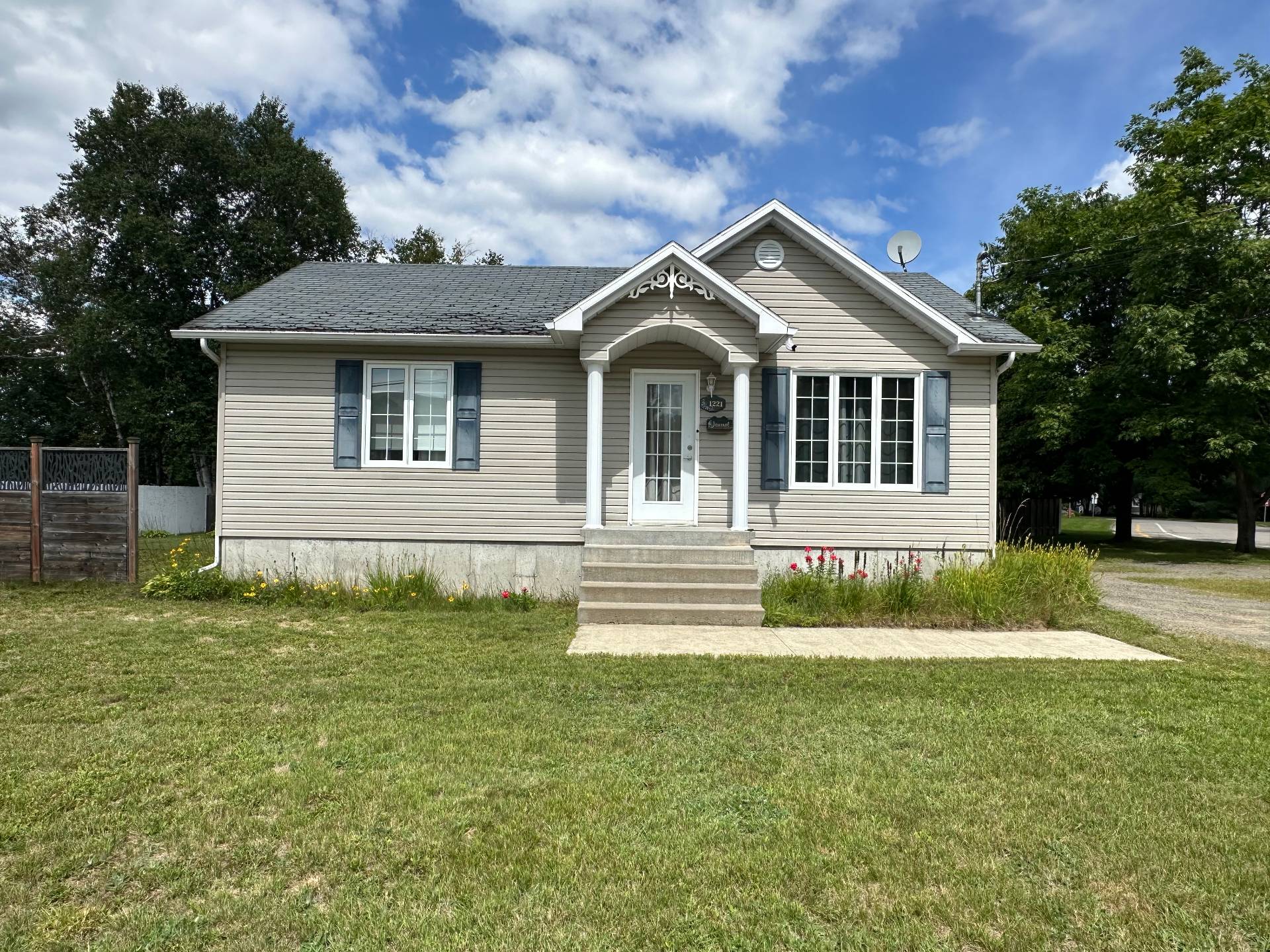 MLS: 28033562