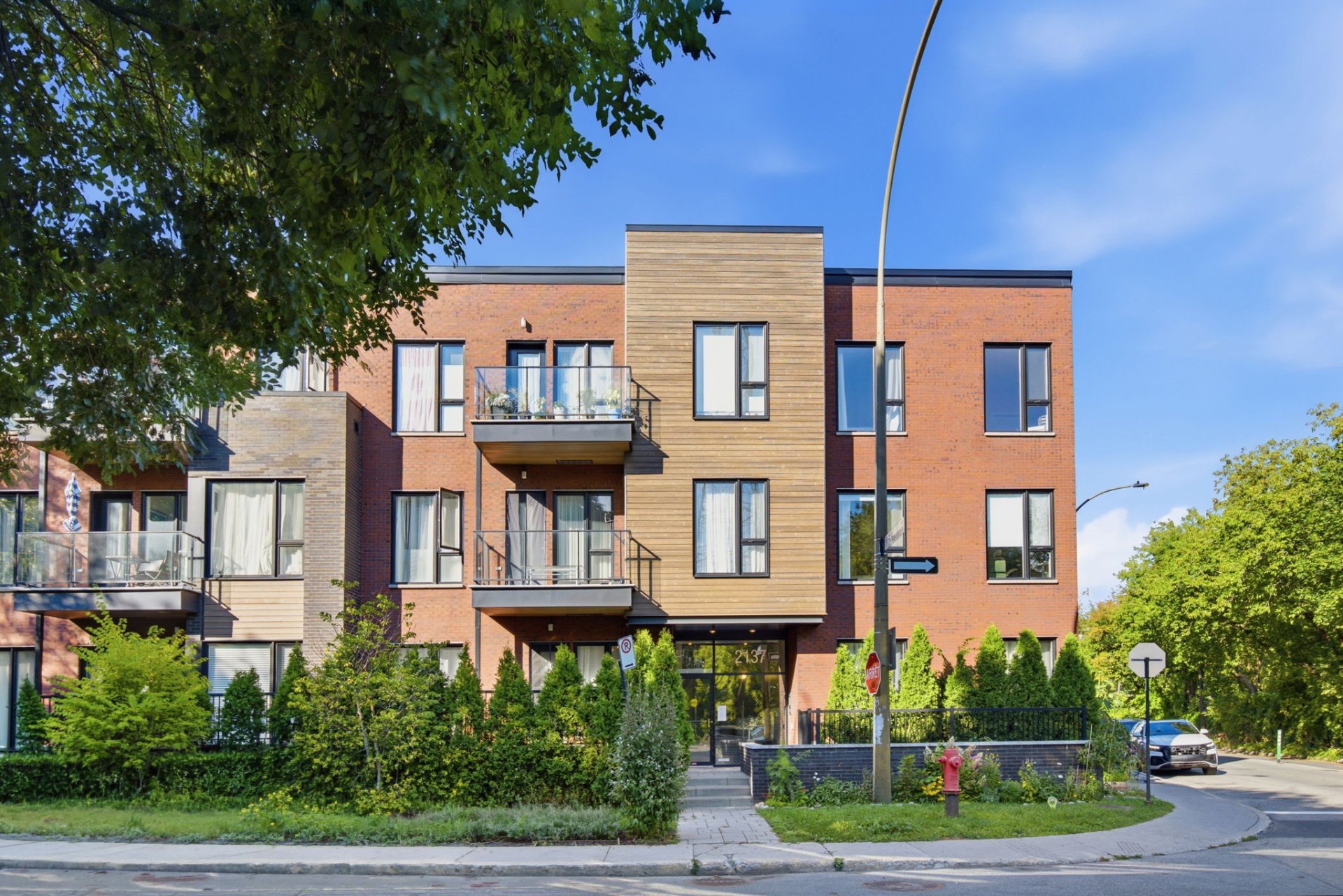 MLS: 27906468