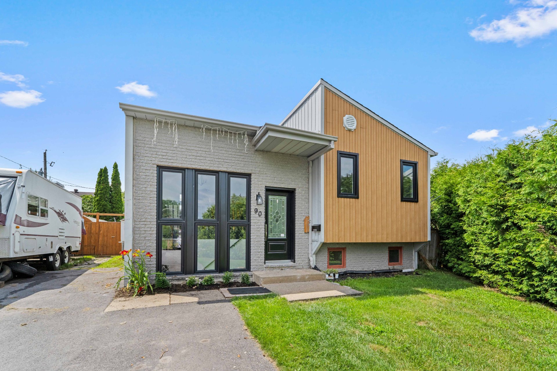 MLS: 25617869