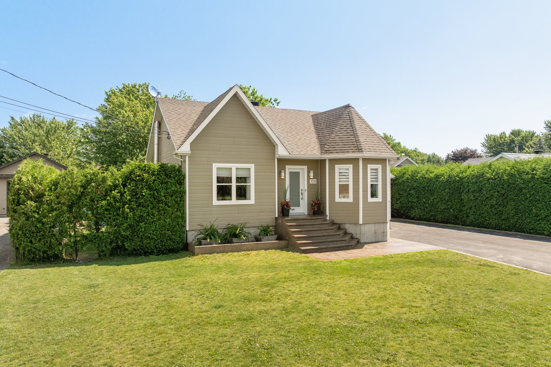 MLS: 22060829
