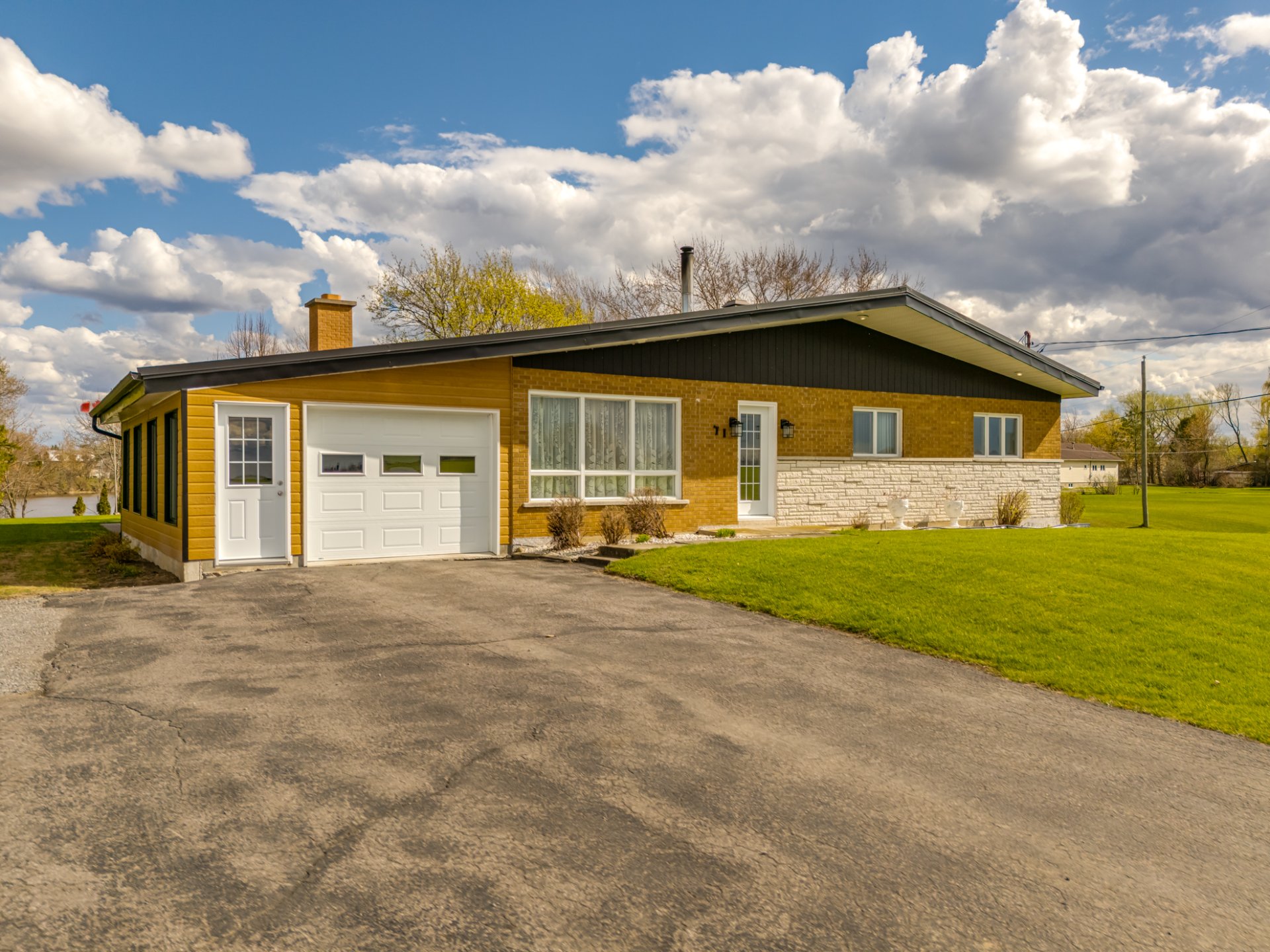 MLS: 22906605