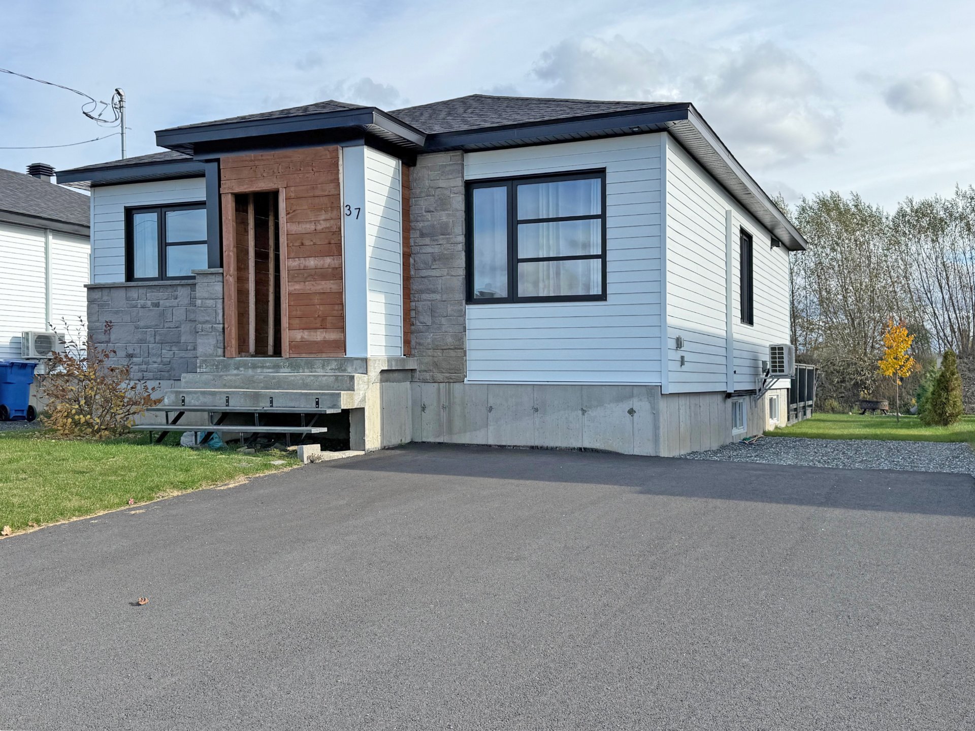 MLS: 22065405