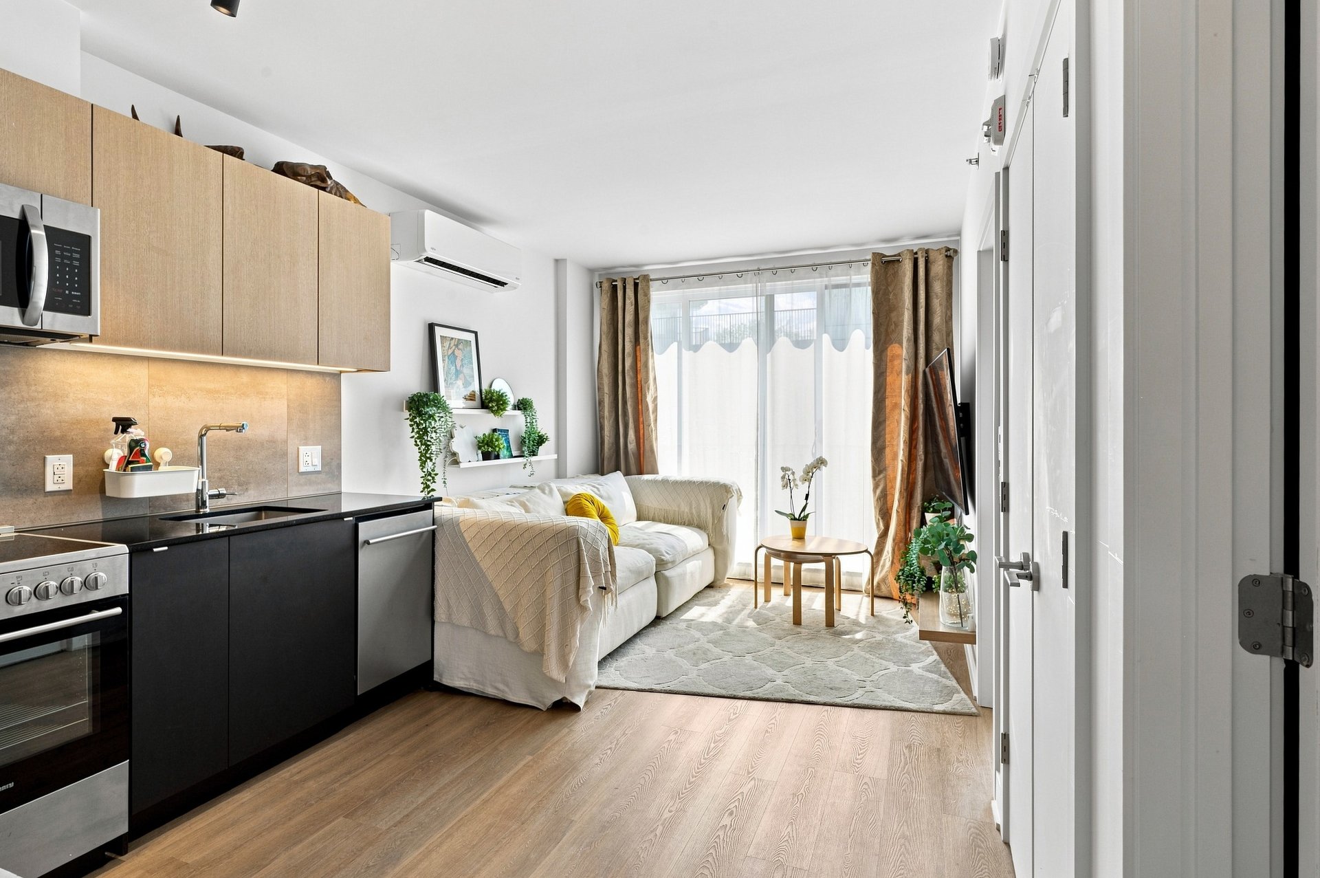 2114 Rue Ste-Catherine E. — photo 3
