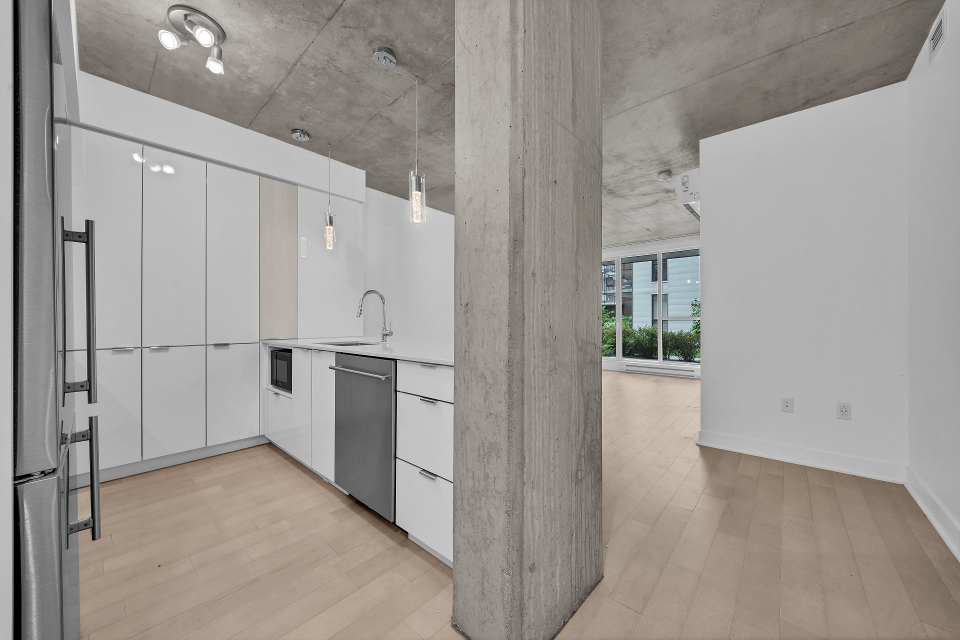 4599 Av. Clanranald — photo 2