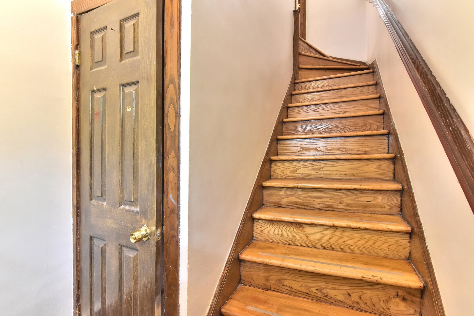 4647 Av. Clanranald — photo 2