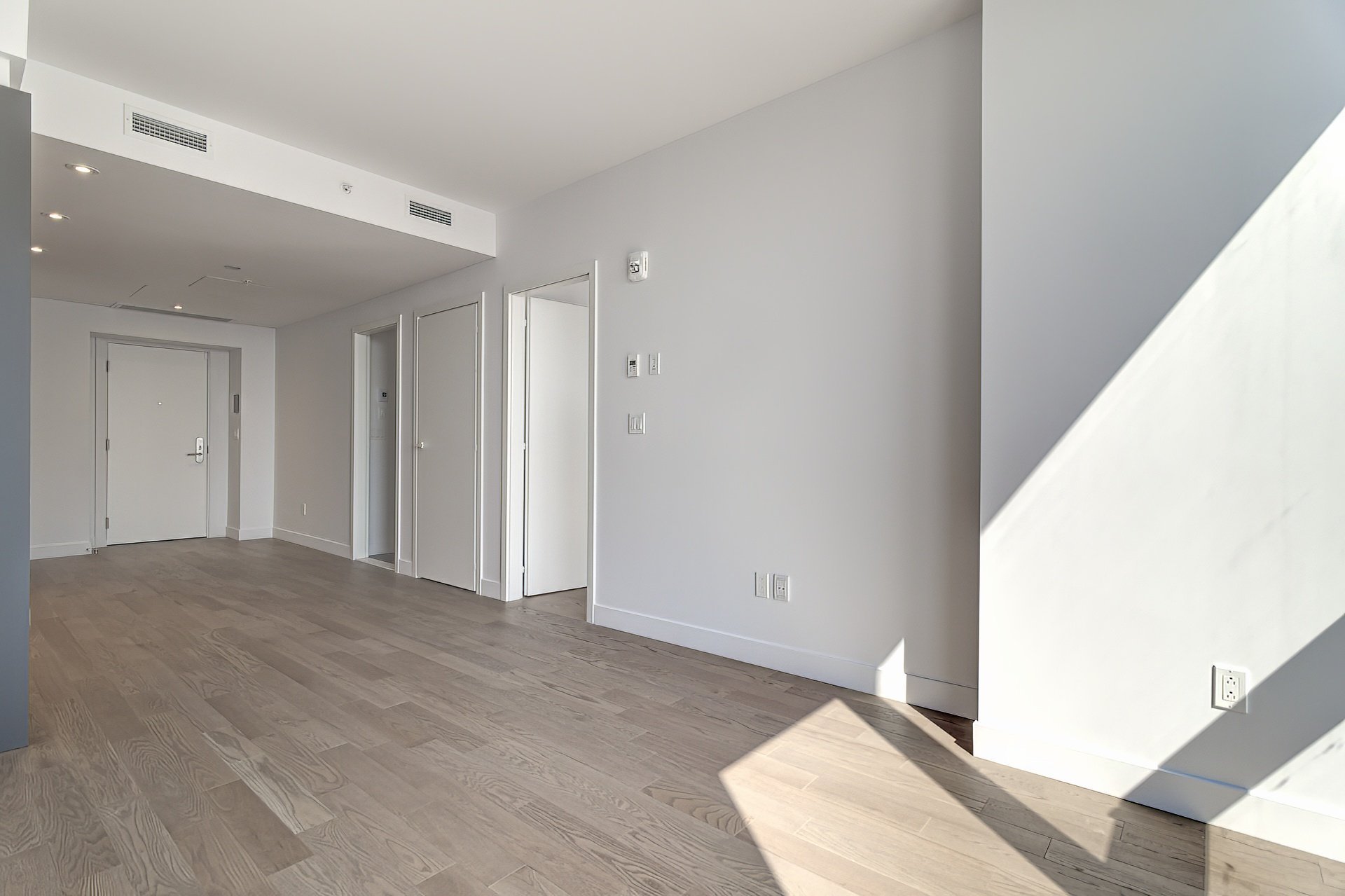 1205 Place Phillips — photo 3
