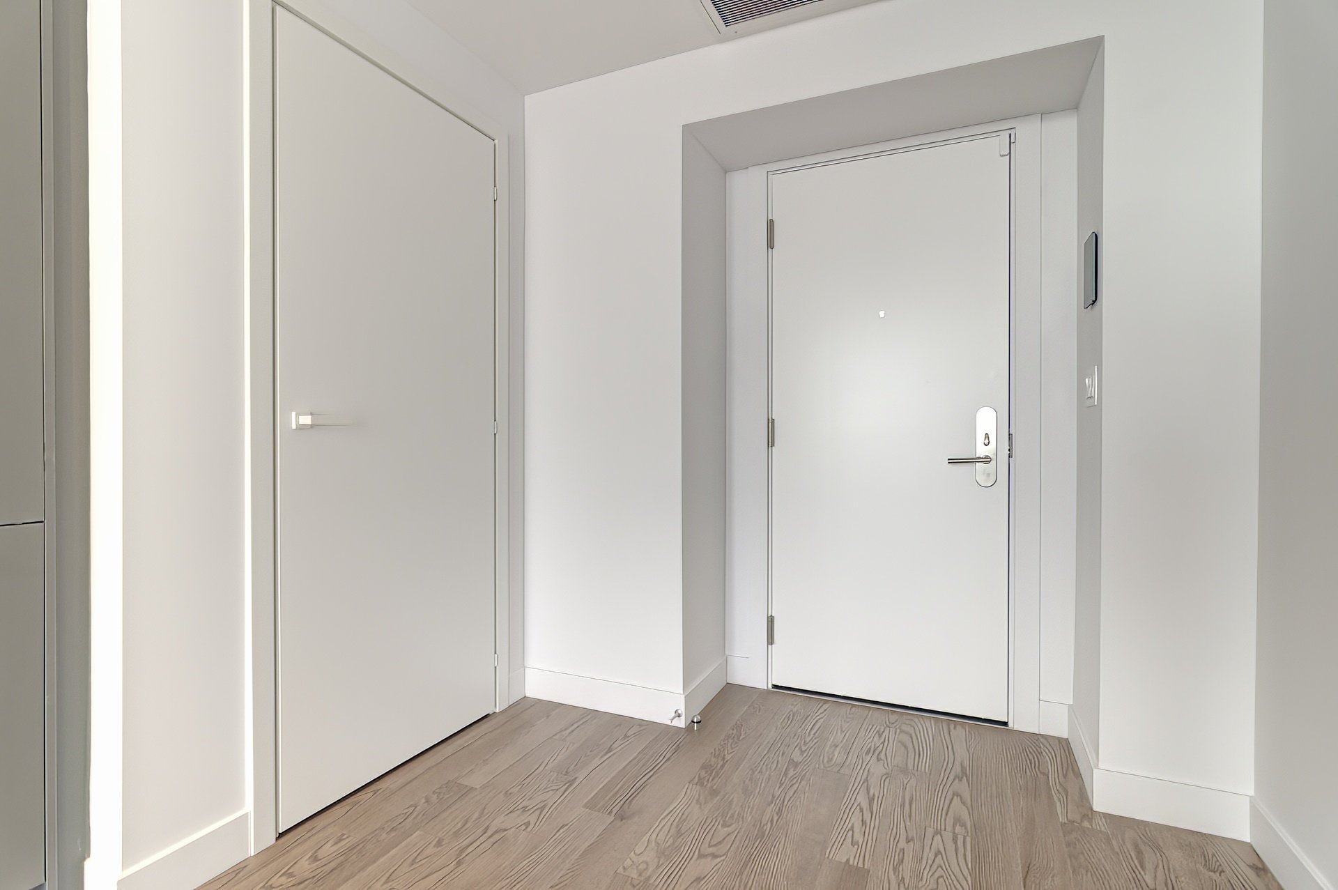 1205 Place Phillips — photo 2