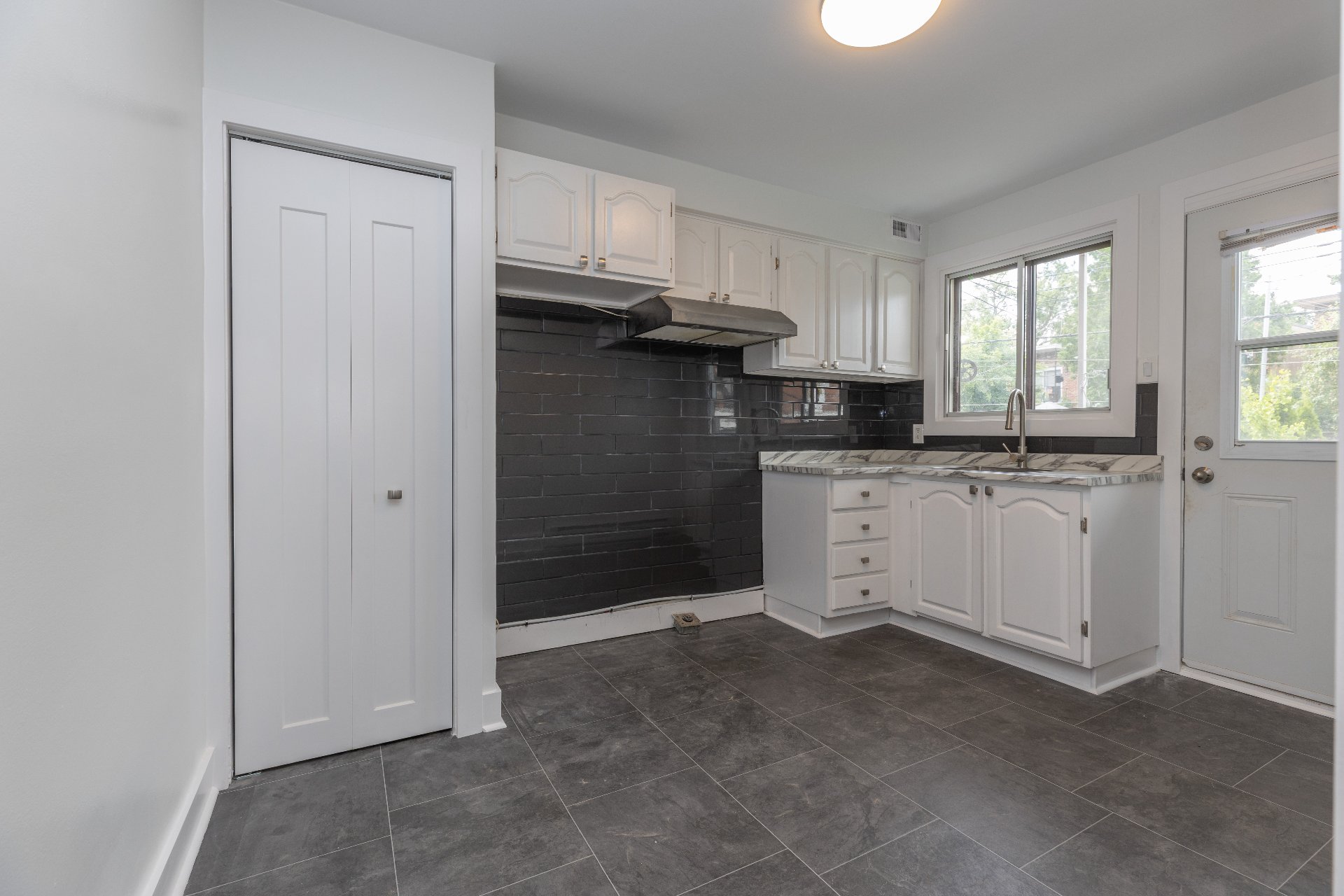 10270 Av. du Sacré-Coeur — photo 3