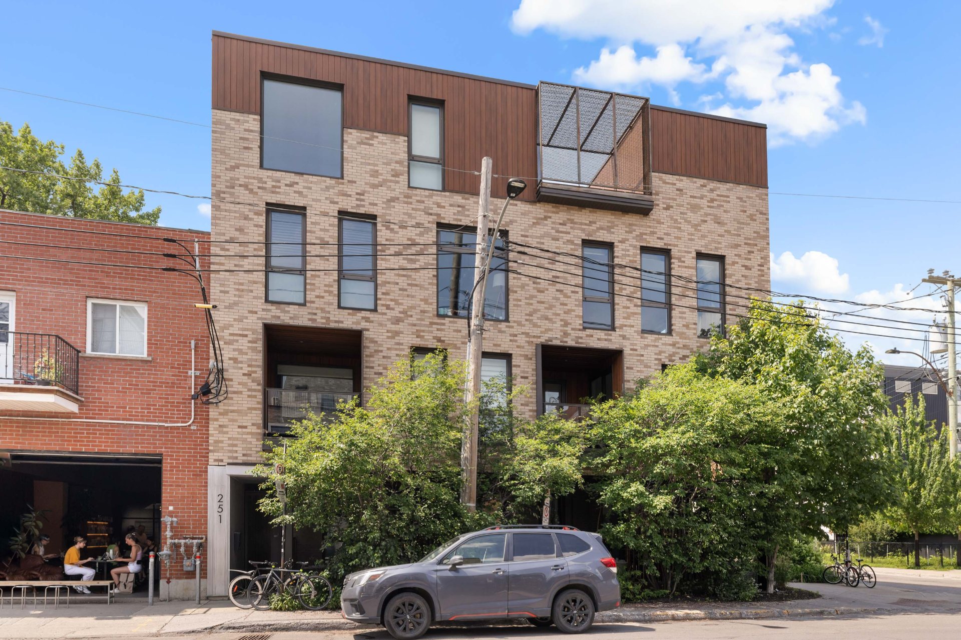 251 Rue St-Zotique O. — photo 1
