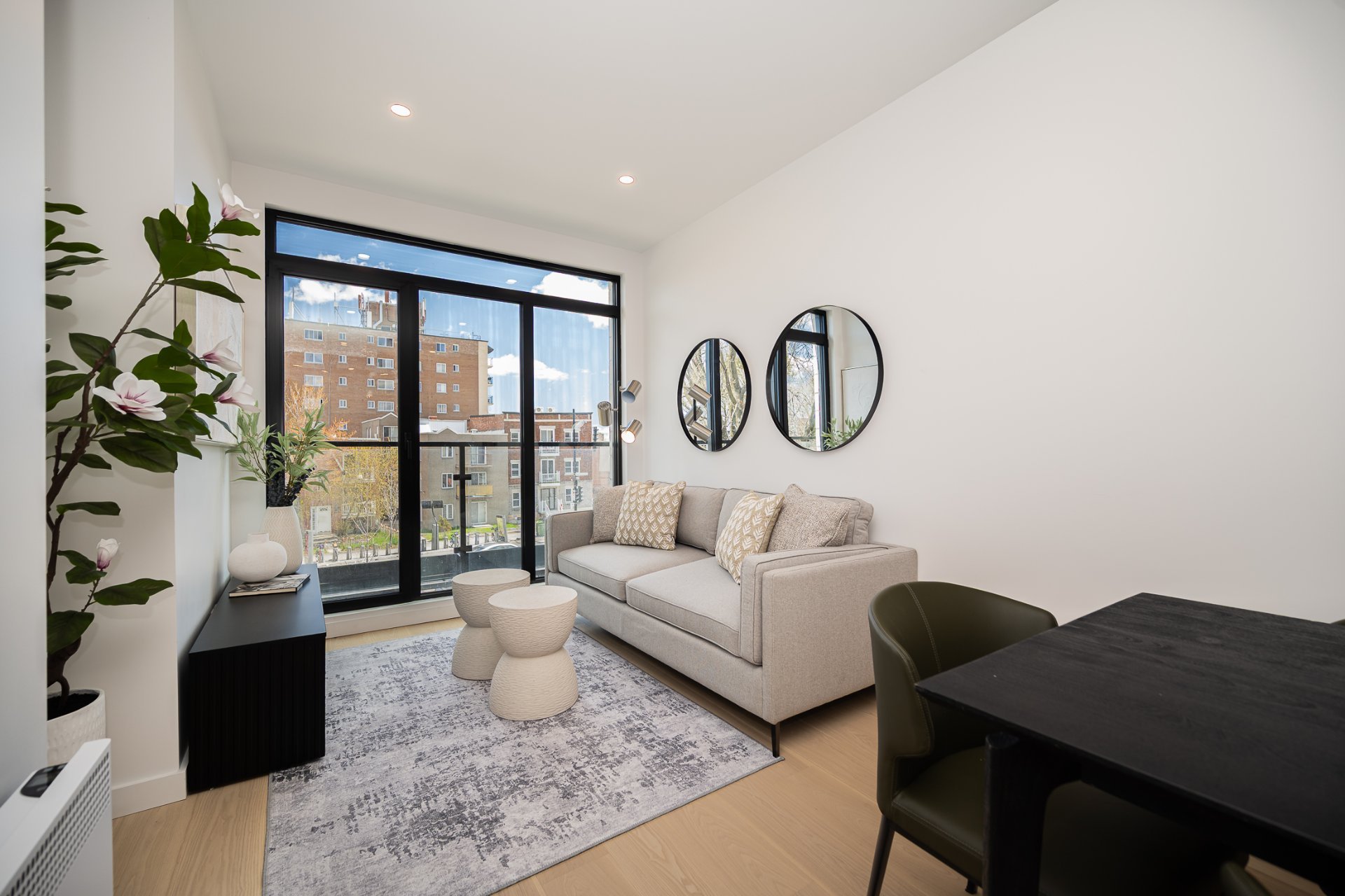 2573Z Rue Sherbrooke E. — photo 1