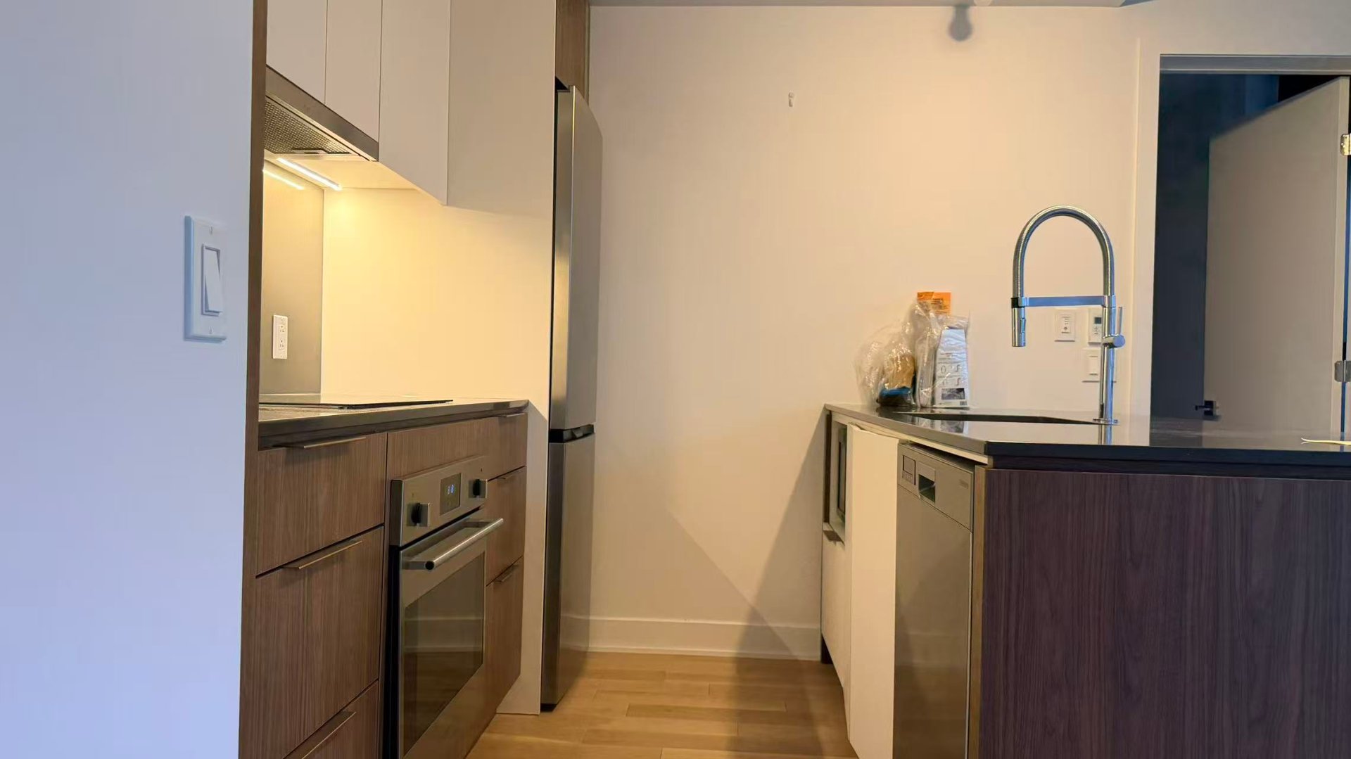 2060 Rue Peel — photo 3