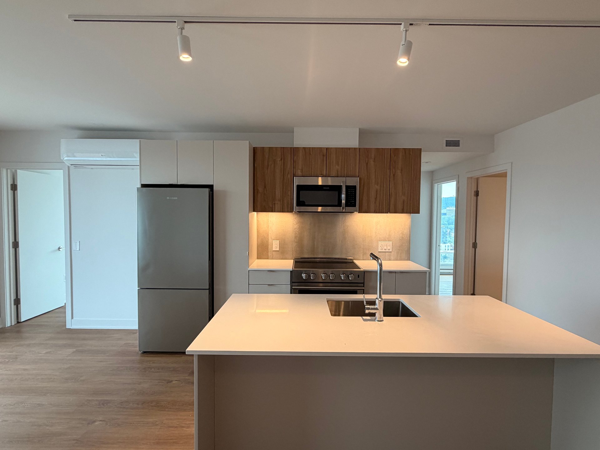 2114 Rue Ste-Catherine E. — photo 2