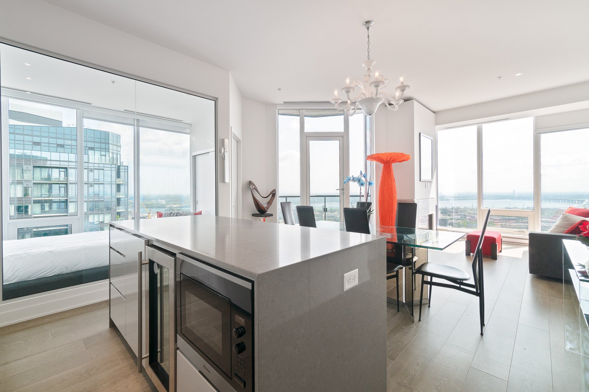 1288 Rue St-Antoine O. — photo 2