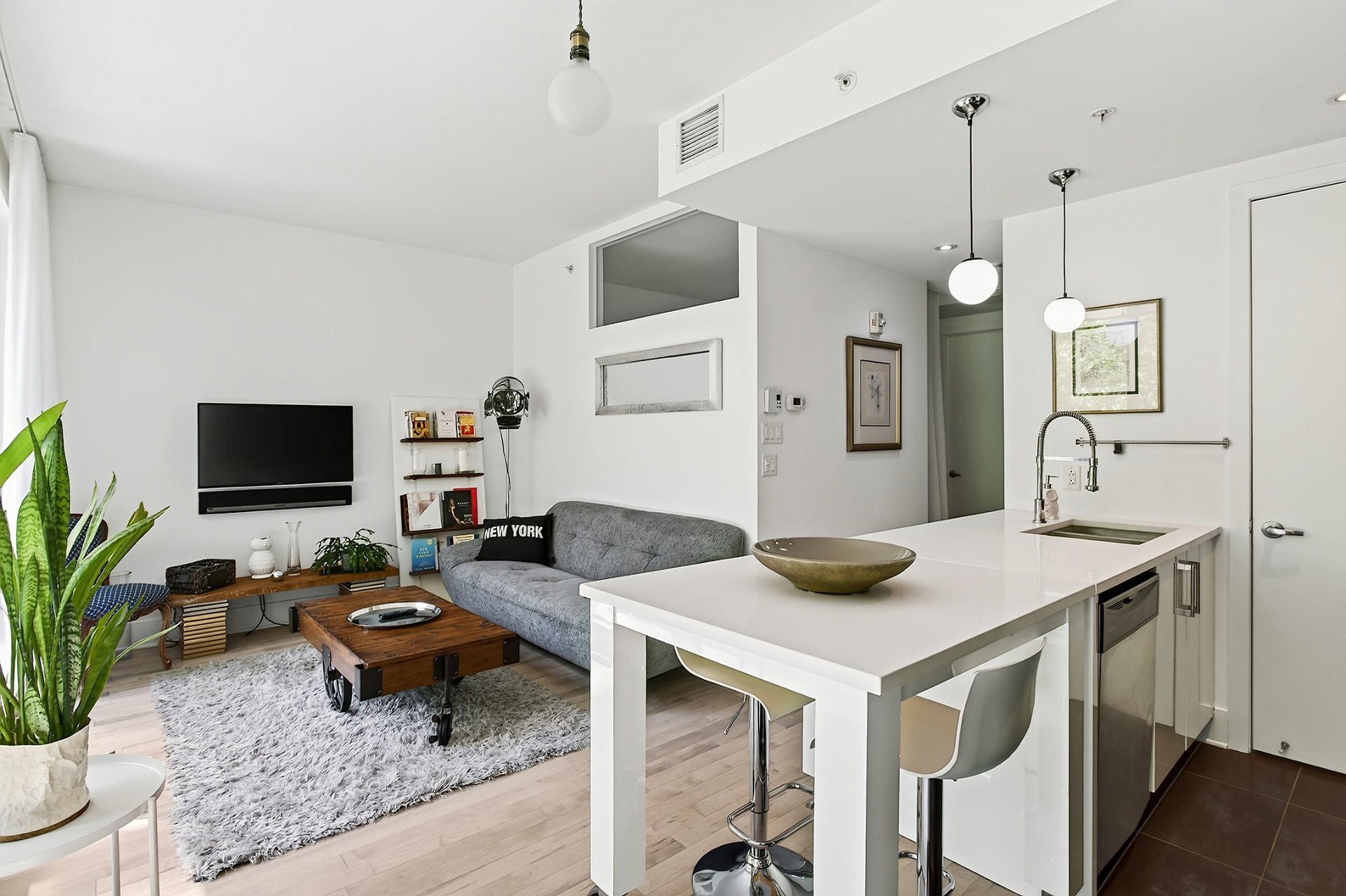 901 Rue de la Commune E. — photo 1