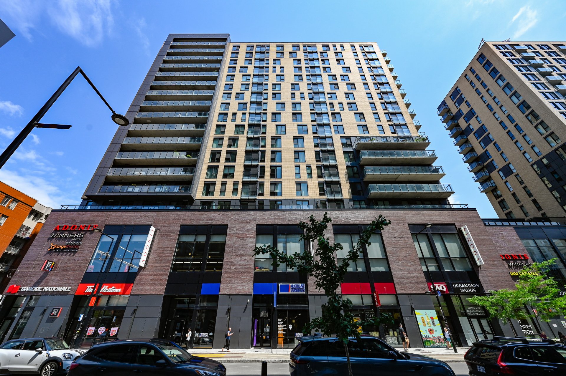 235 Rue Peel — photo 1