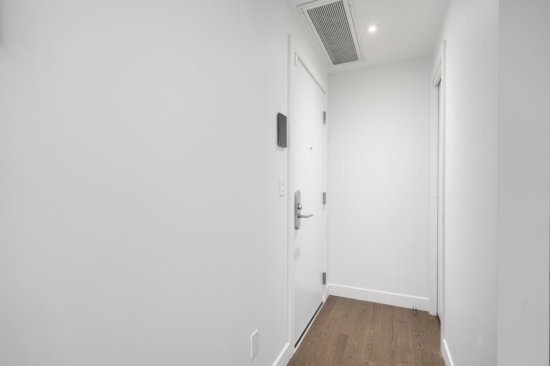 1205 Place Phillips — photo 2
