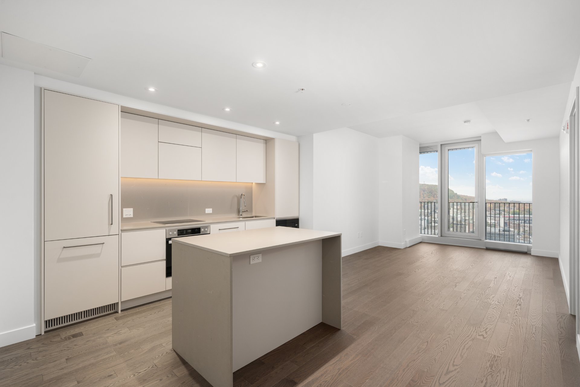 1205 Place Phillips — photo 1