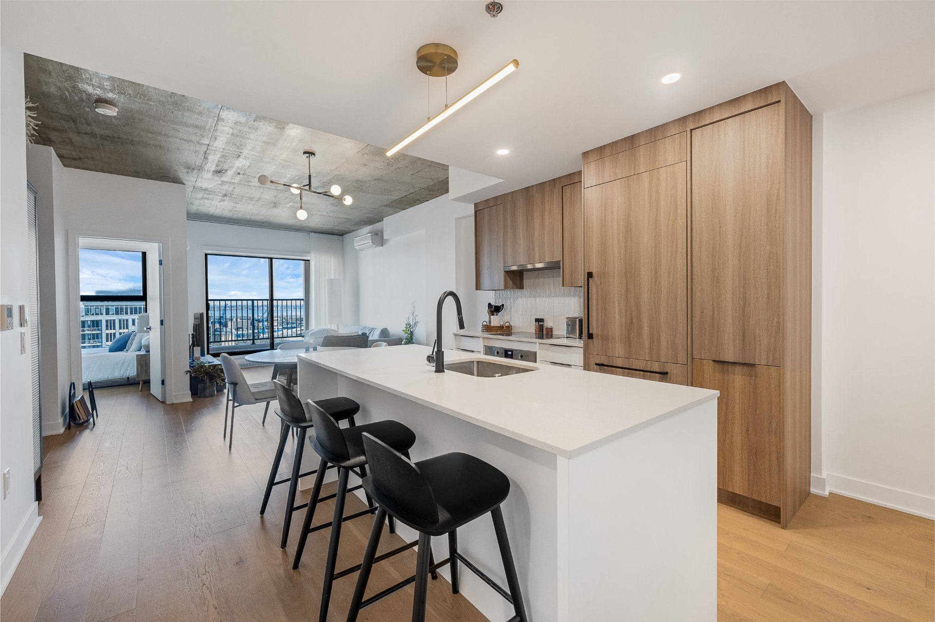 245 Boul. Robert-Bourassa — photo 1
