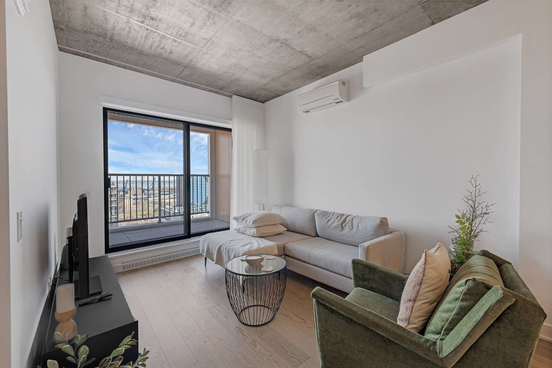 245 Boul. Robert-Bourassa — photo 2