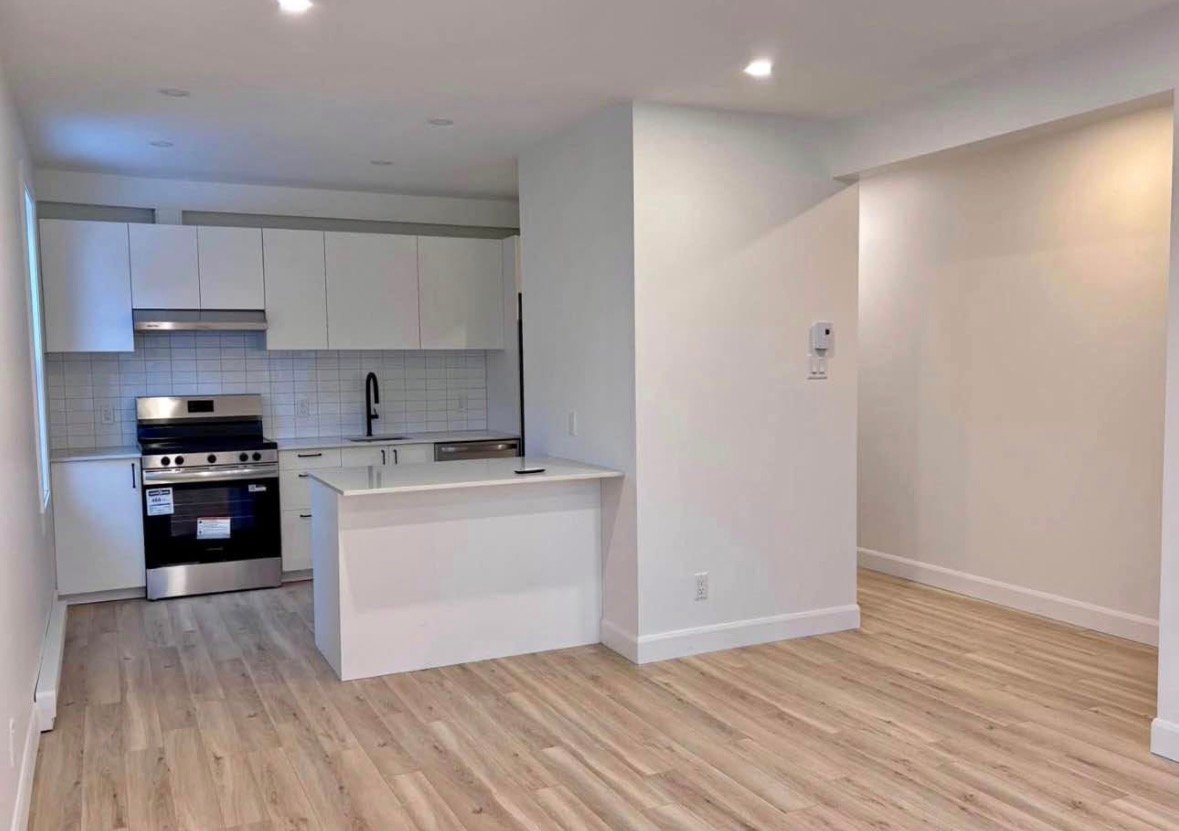 2431 4e Avenue — photo 2