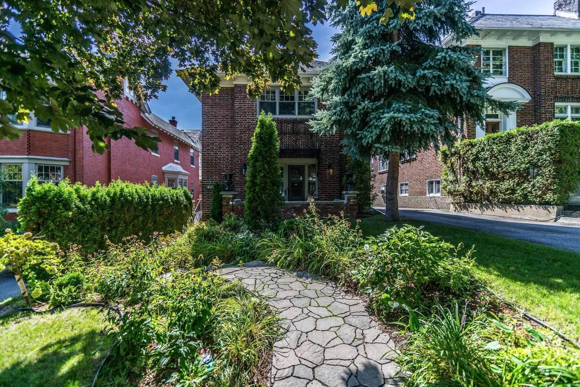 652 Av. Roslyn — photo 2