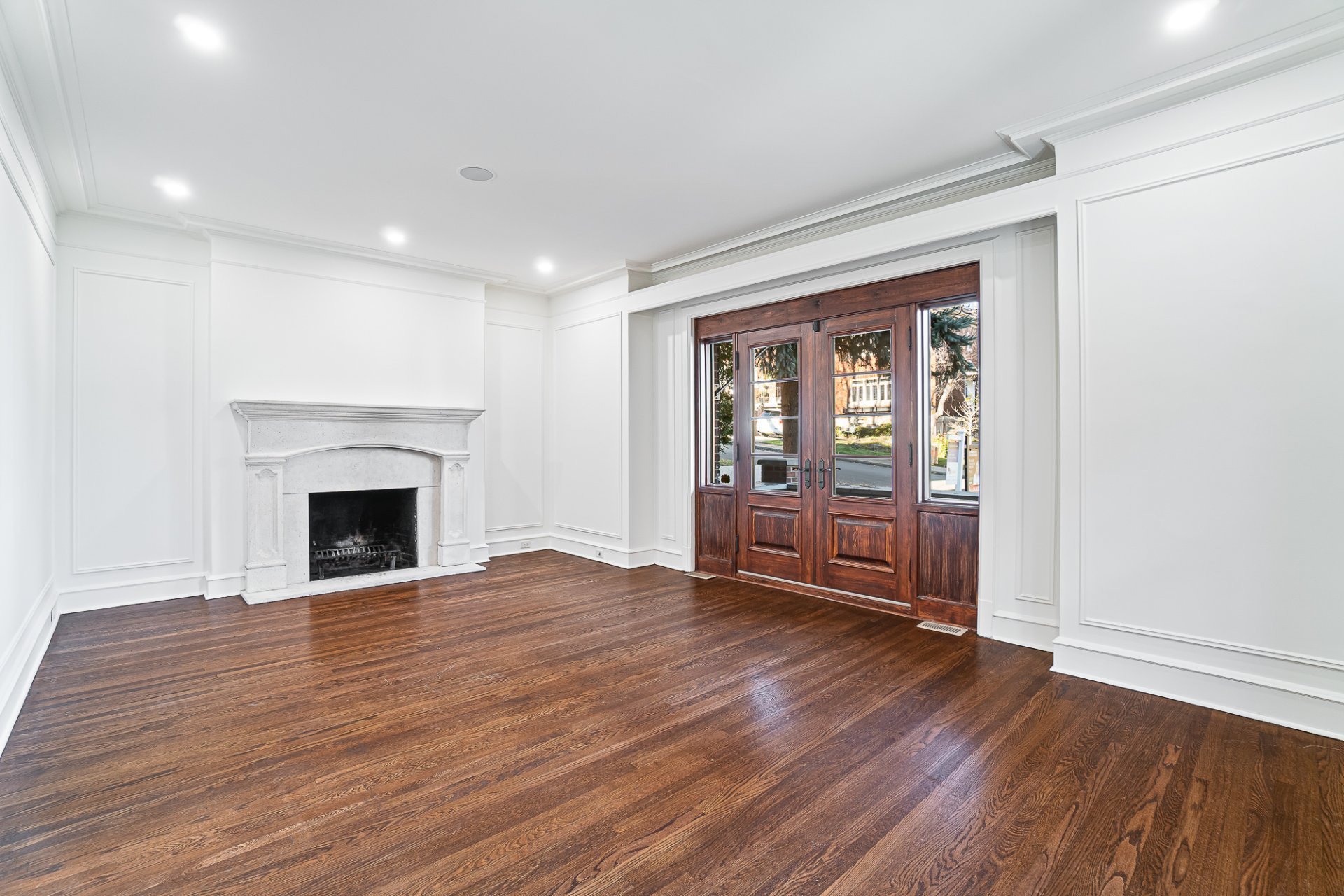 652 Av. Roslyn — photo 3