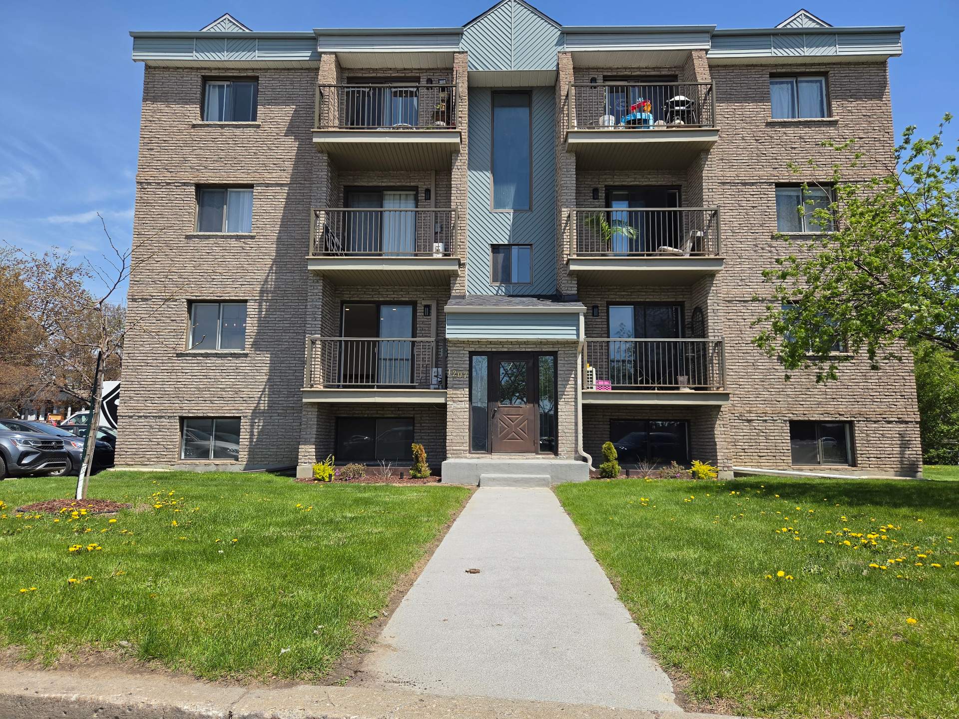 1207 Rue McTavish — photo 1