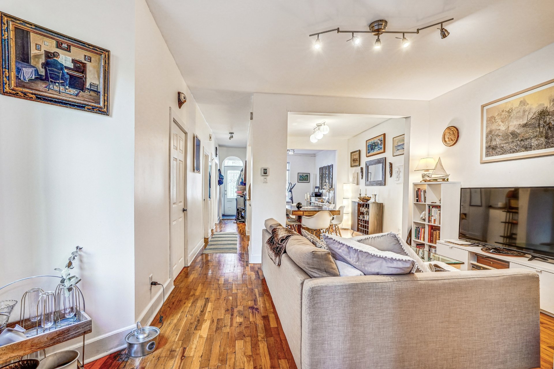 781 Av. Brewster — photo 2