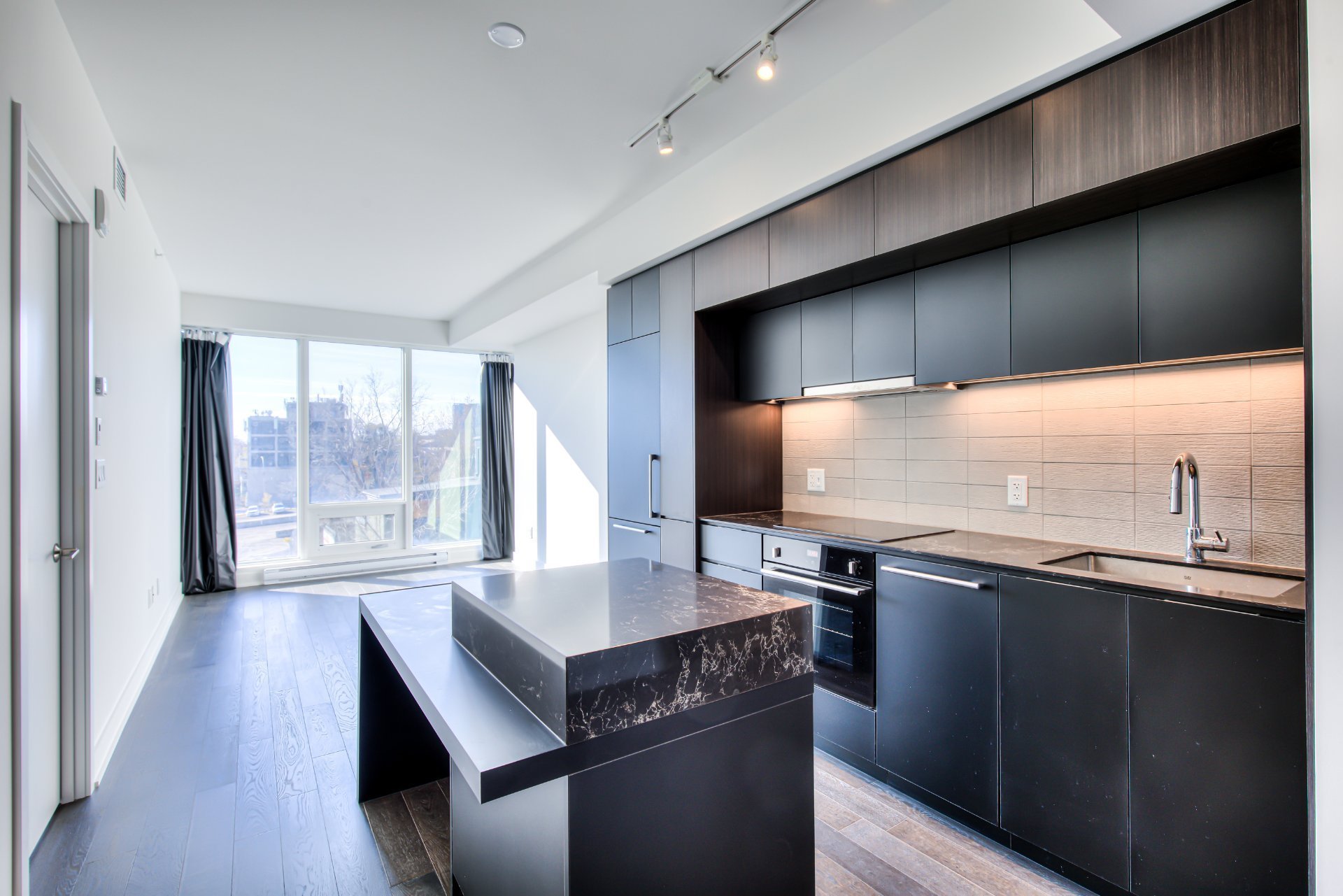 1288 Rue St-Antoine O. — photo 1