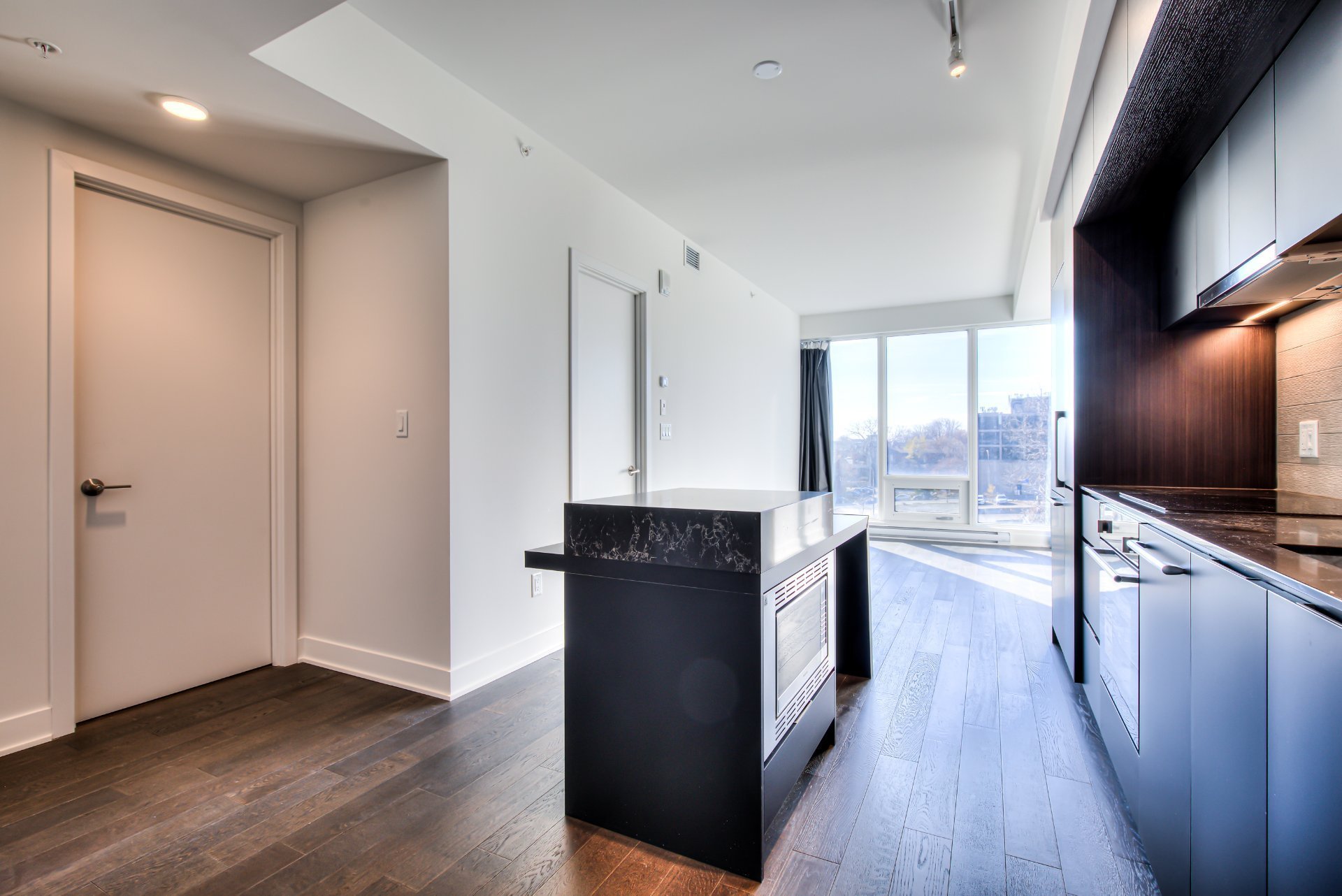 1288 Rue St-Antoine O. — photo 2