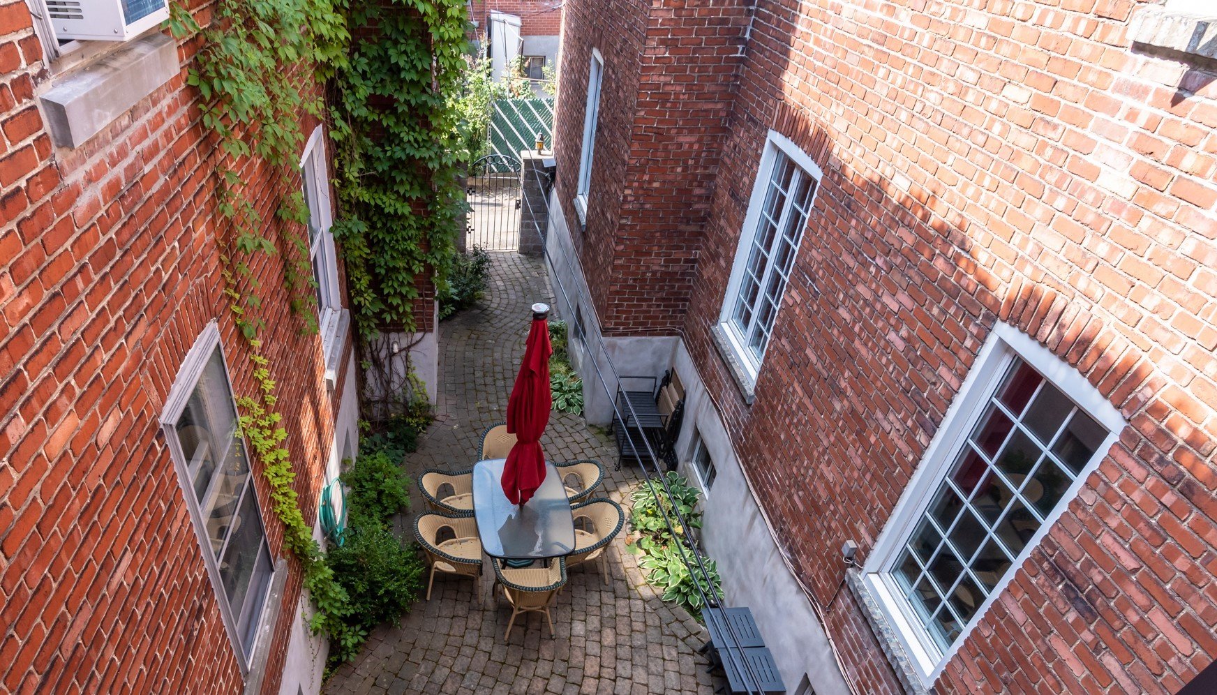 2302 Av. Regent — photo 1