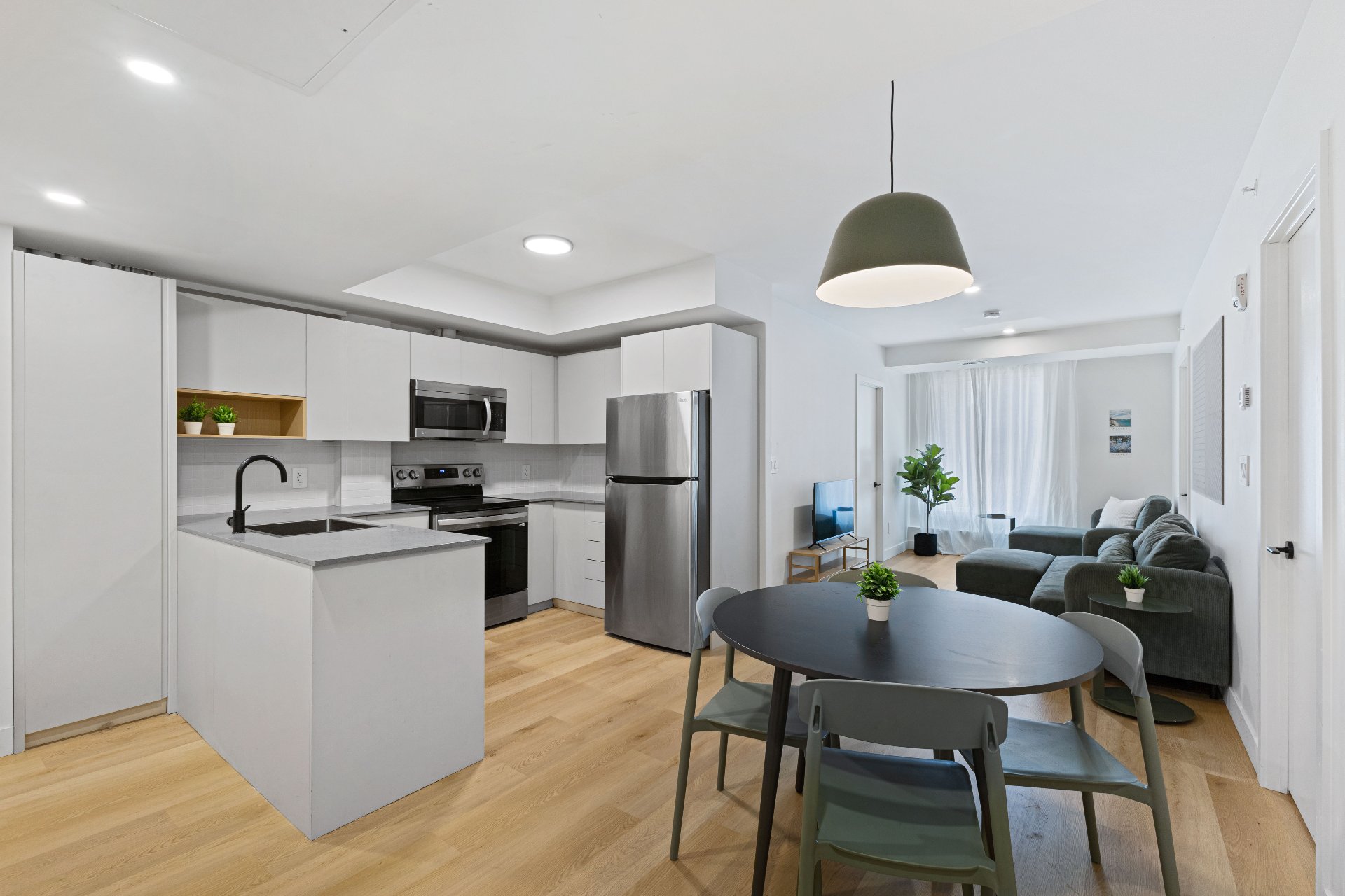 2025 Rue Peel — photo 1