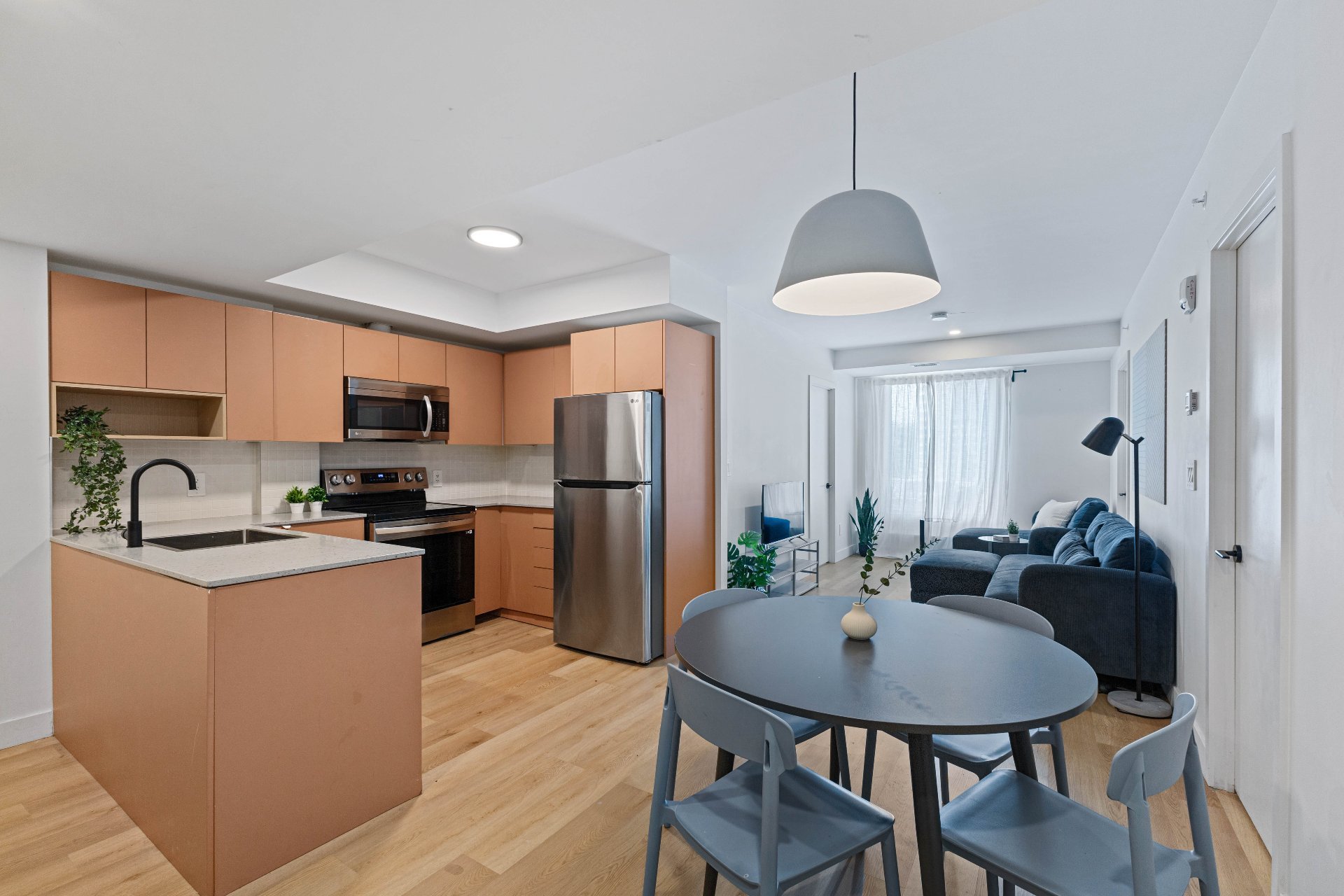 2025 Rue Peel — photo 1