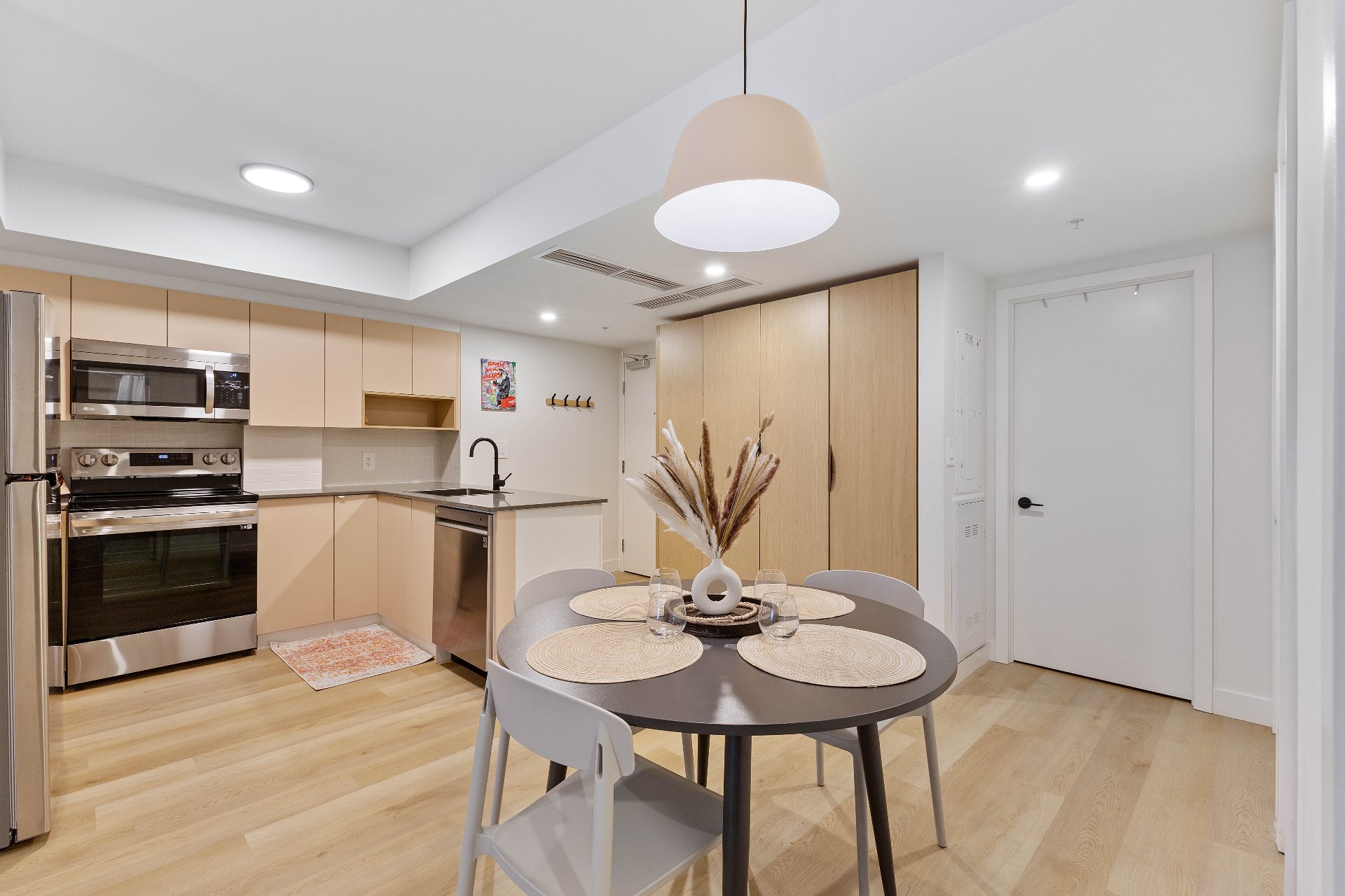 2025 Rue Peel — photo 1