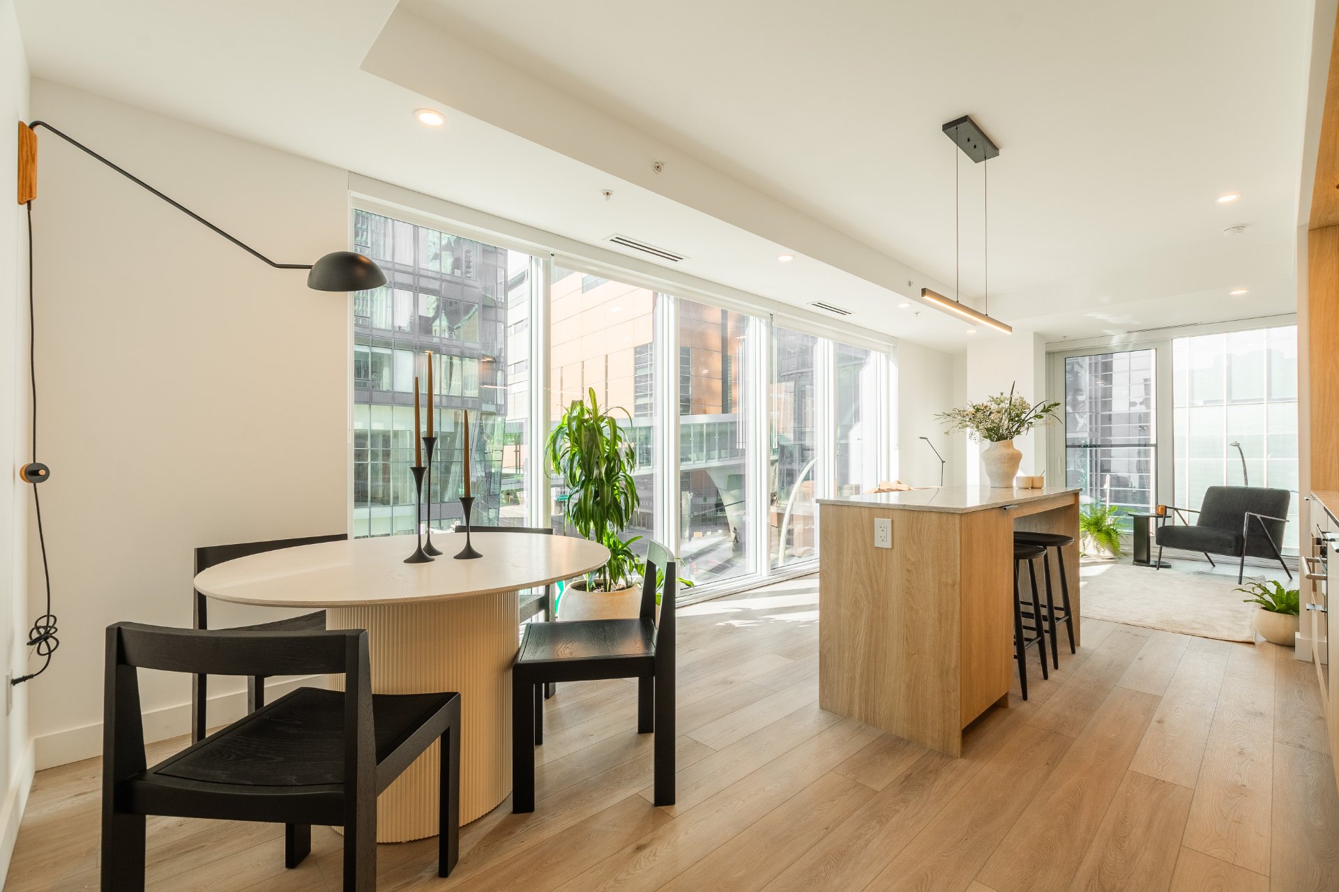 1114 Rue St-Antoine O. — photo 3