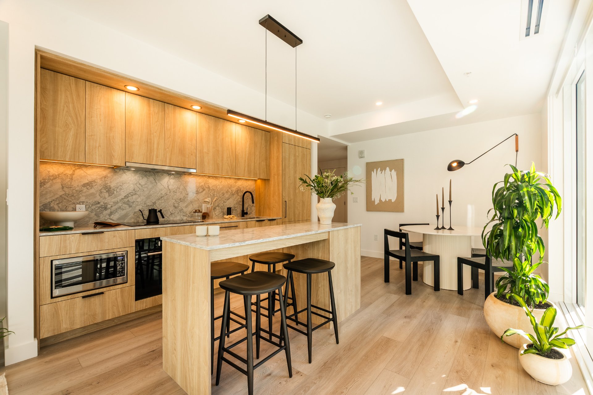 1114 Rue St-Antoine O. — photo 1