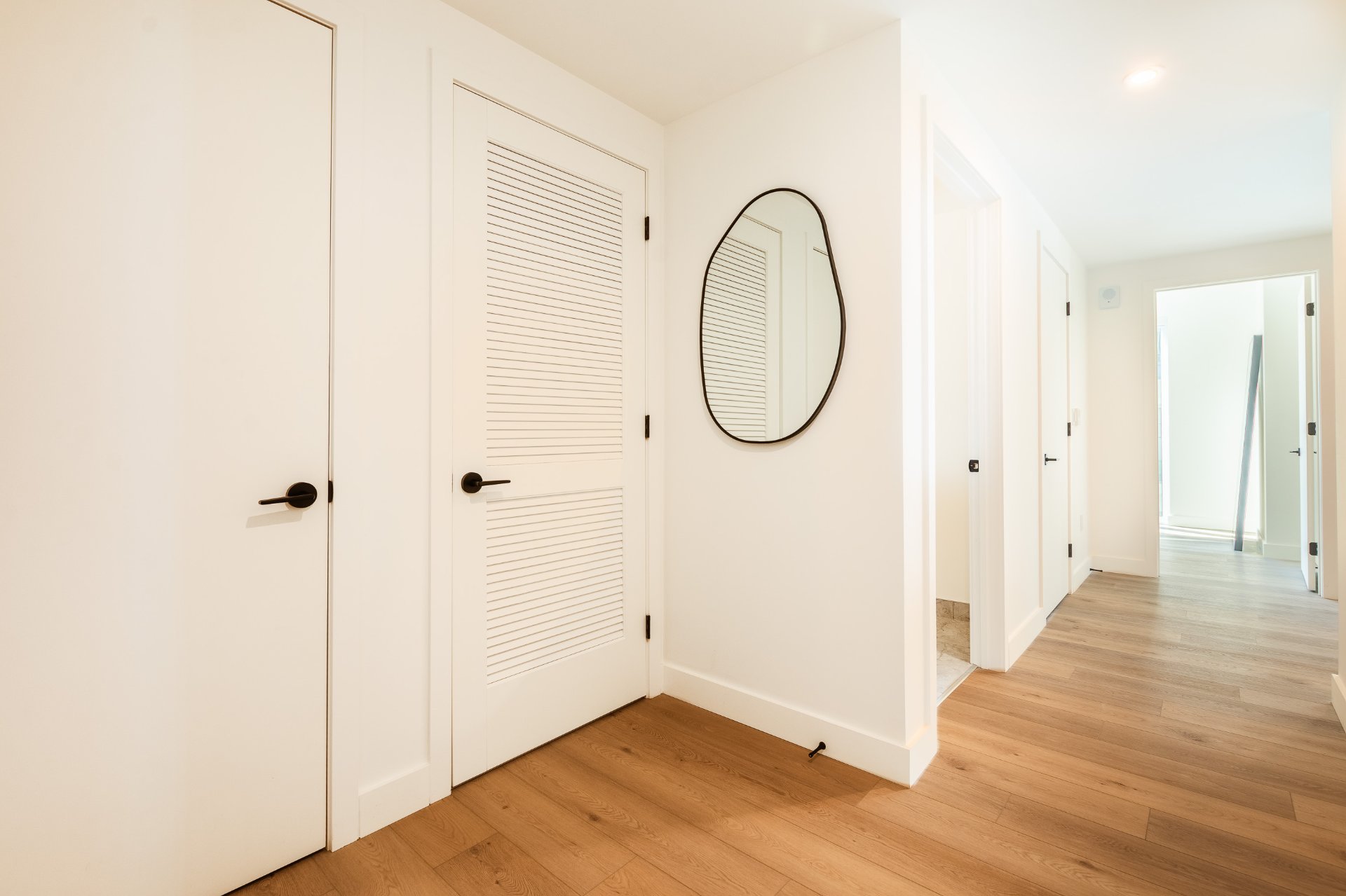 1114 Rue St-Antoine O. — photo 2