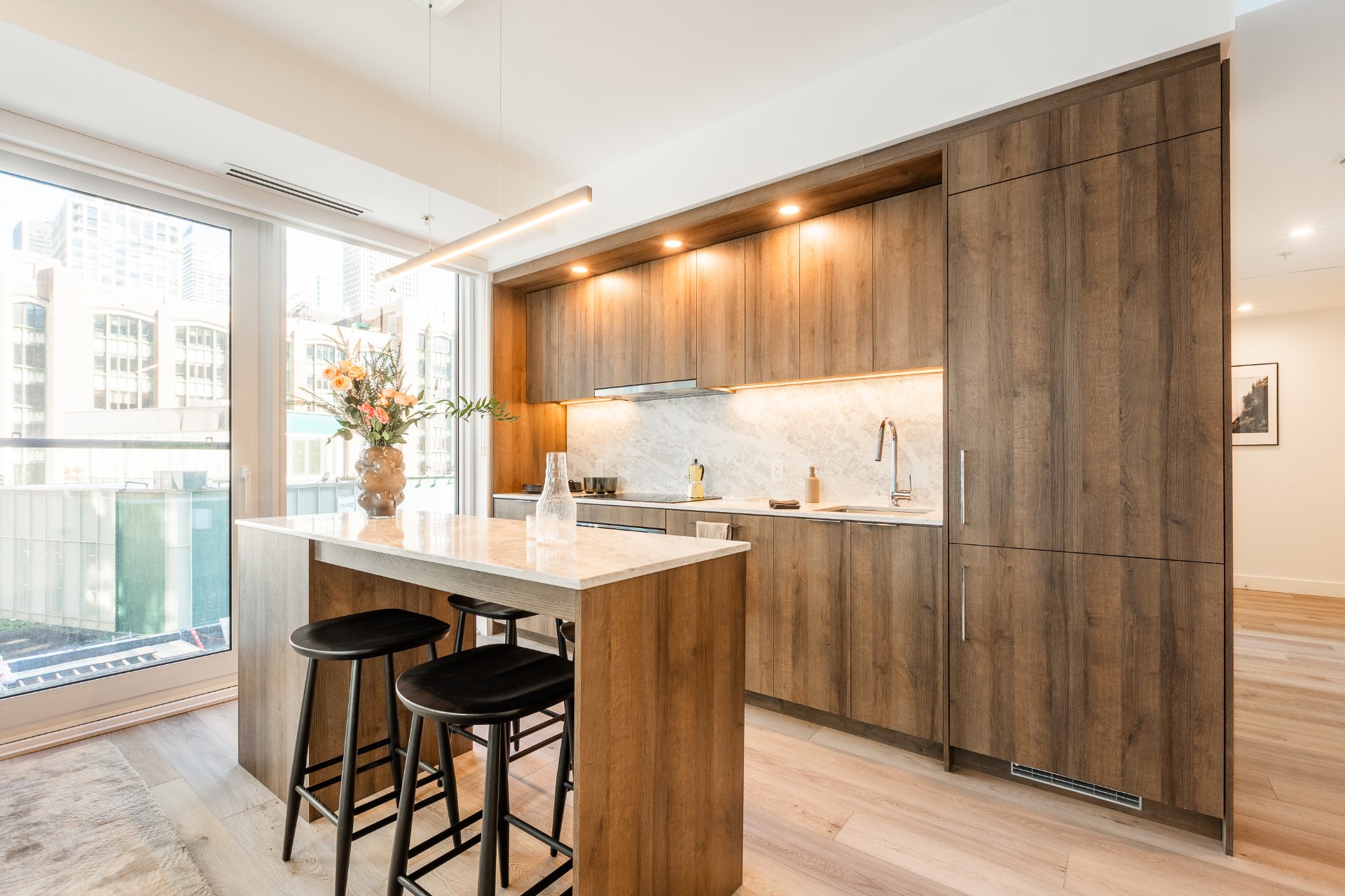 1114 Rue St-Antoine O. — photo 2