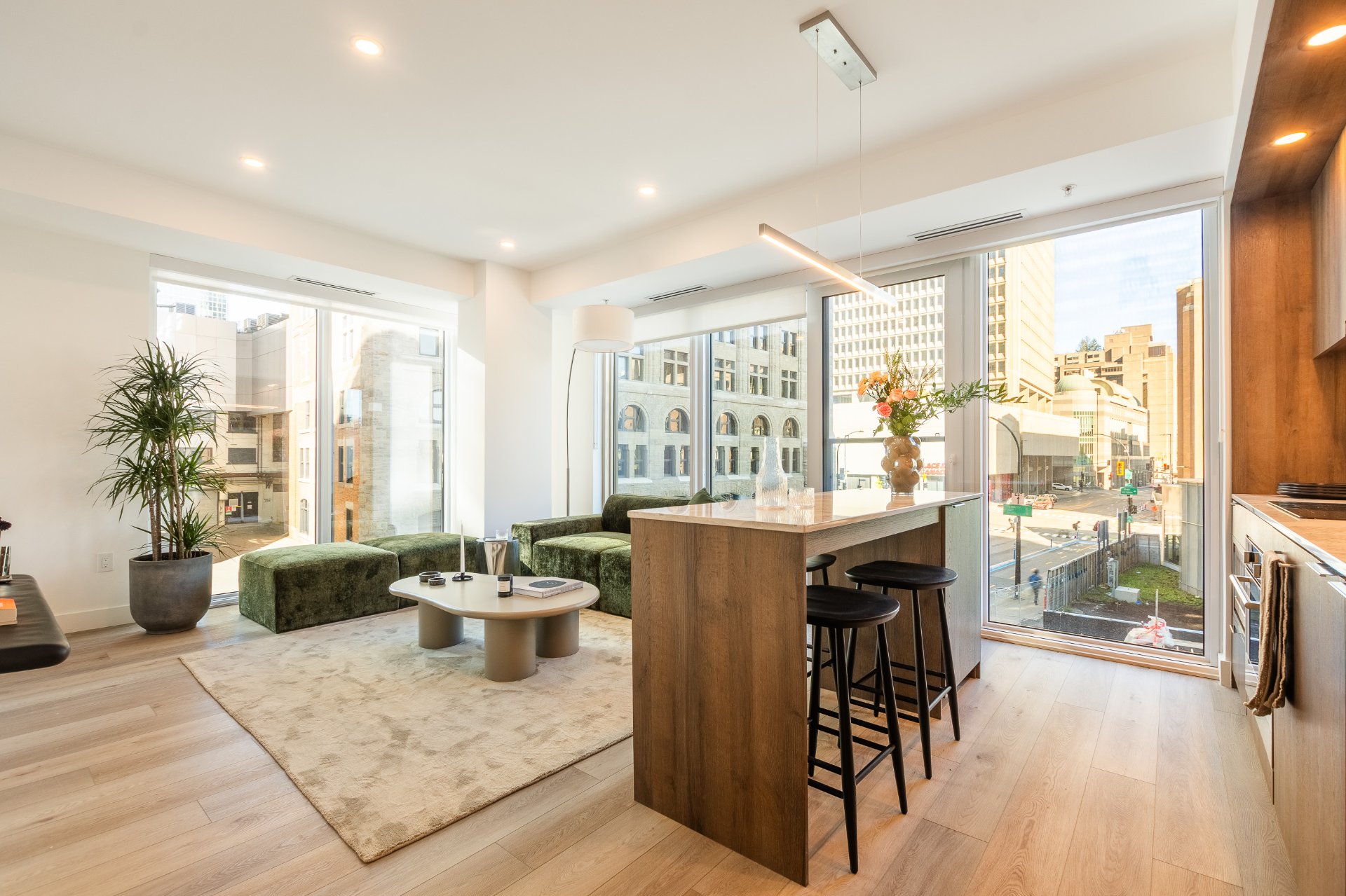 1114 Rue St-Antoine O. — photo 1