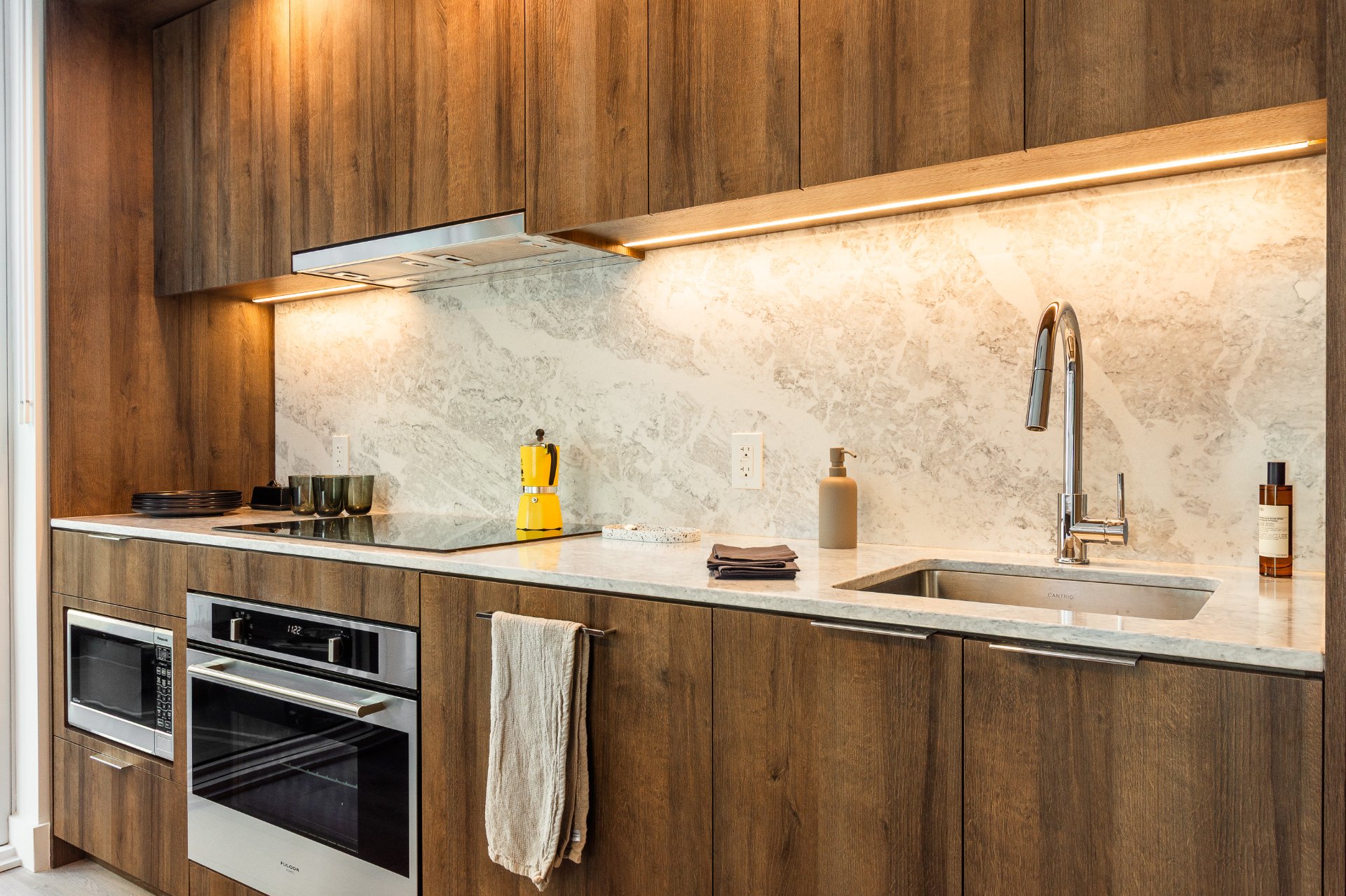 1114 Rue St-Antoine O. — photo 3
