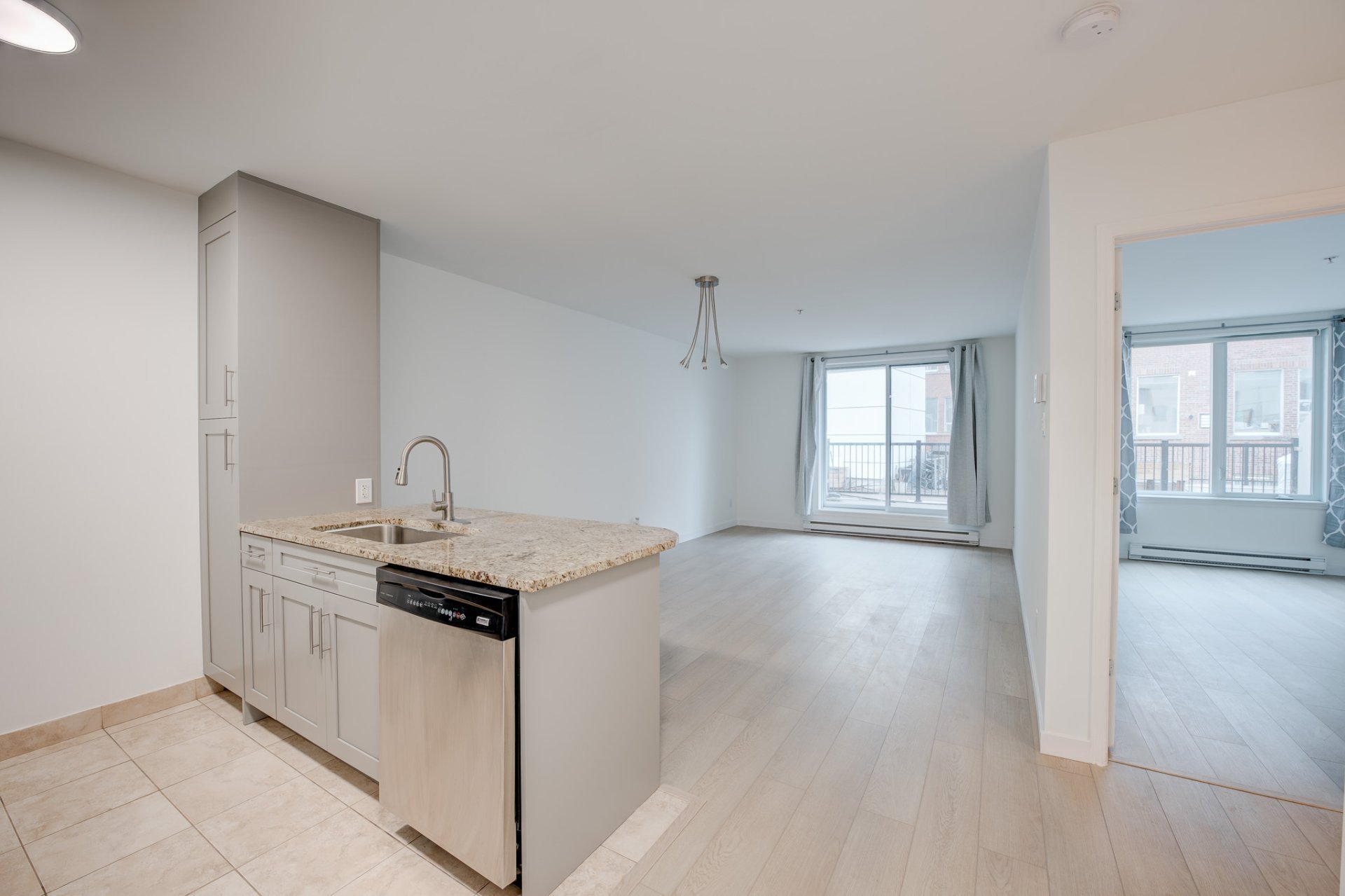 1950 Rue De Champlain — photo 1