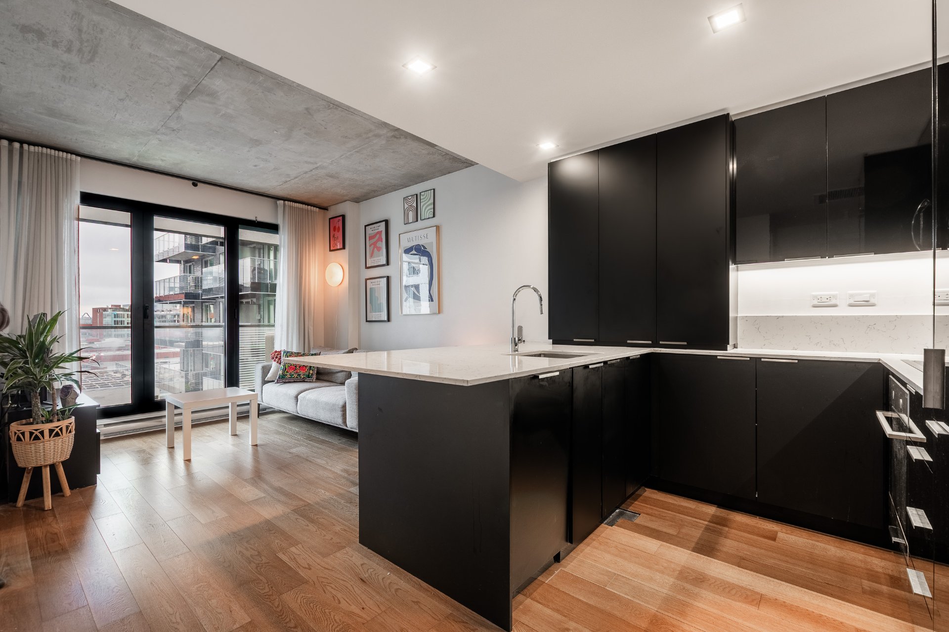 700 Rue St-Paul O. — photo 1