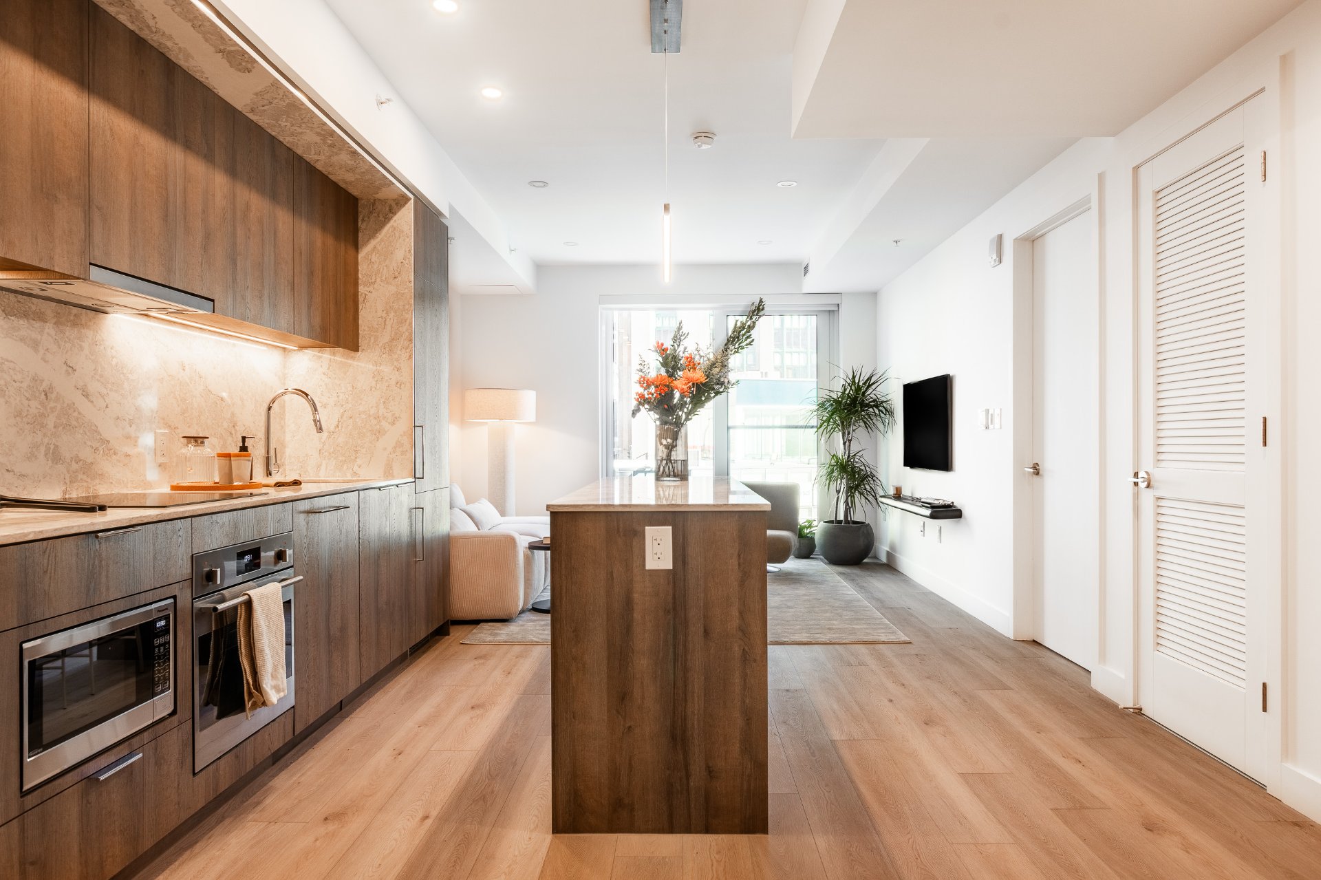 1114 Rue St-Antoine O. — photo 2