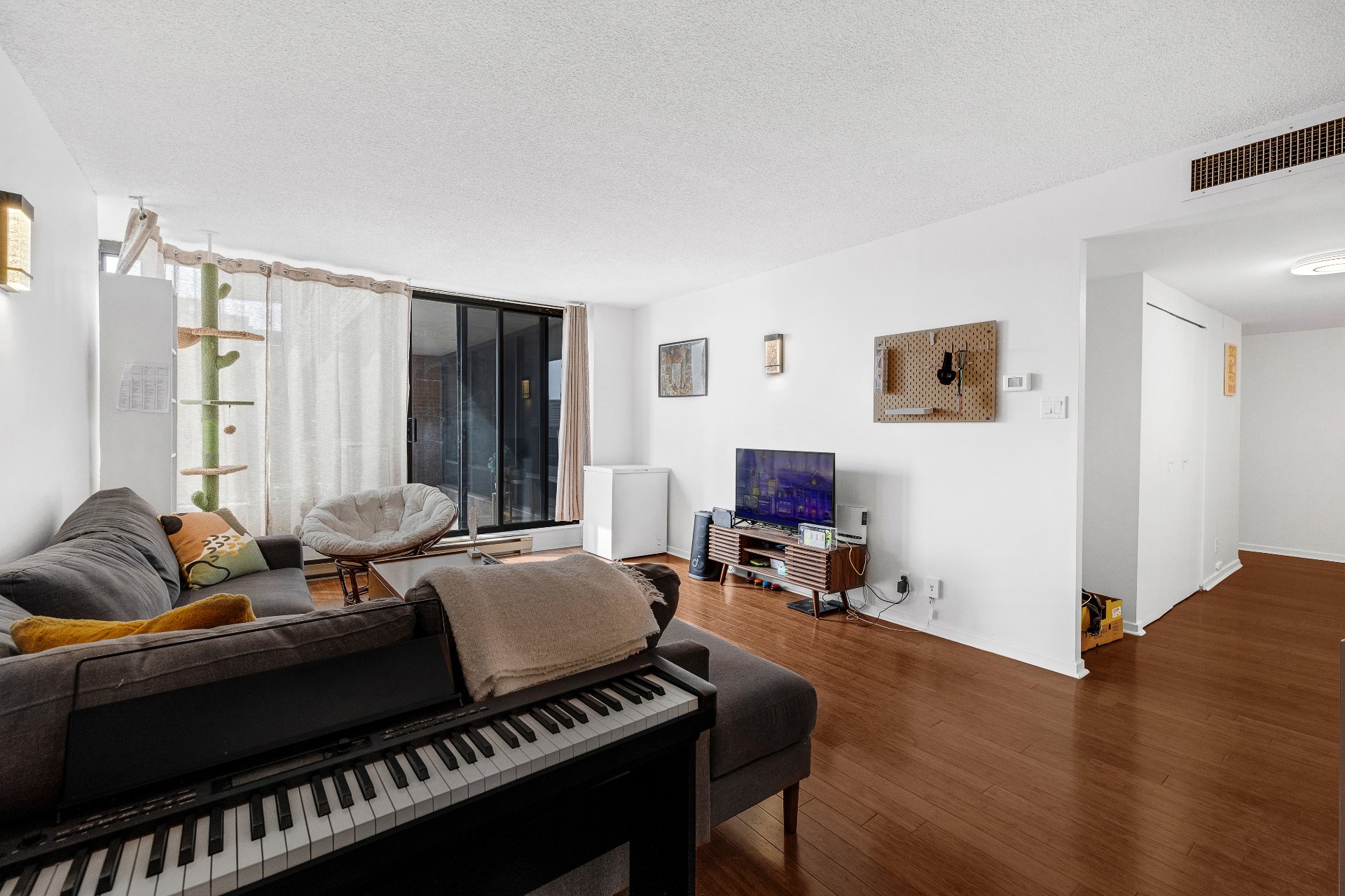 1250 Av. des Pins O. — photo 3