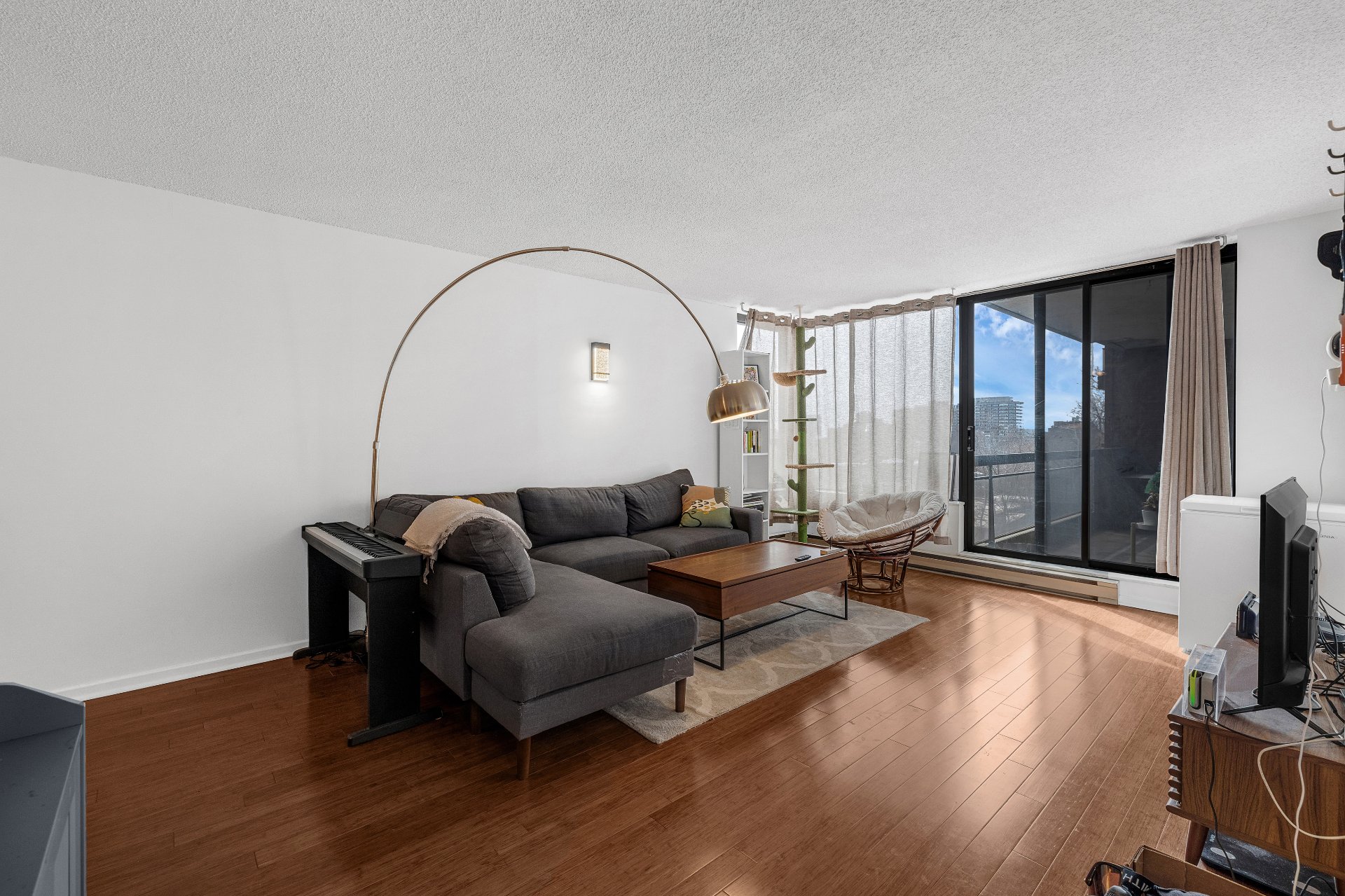 1250 Av. des Pins O. — photo 2
